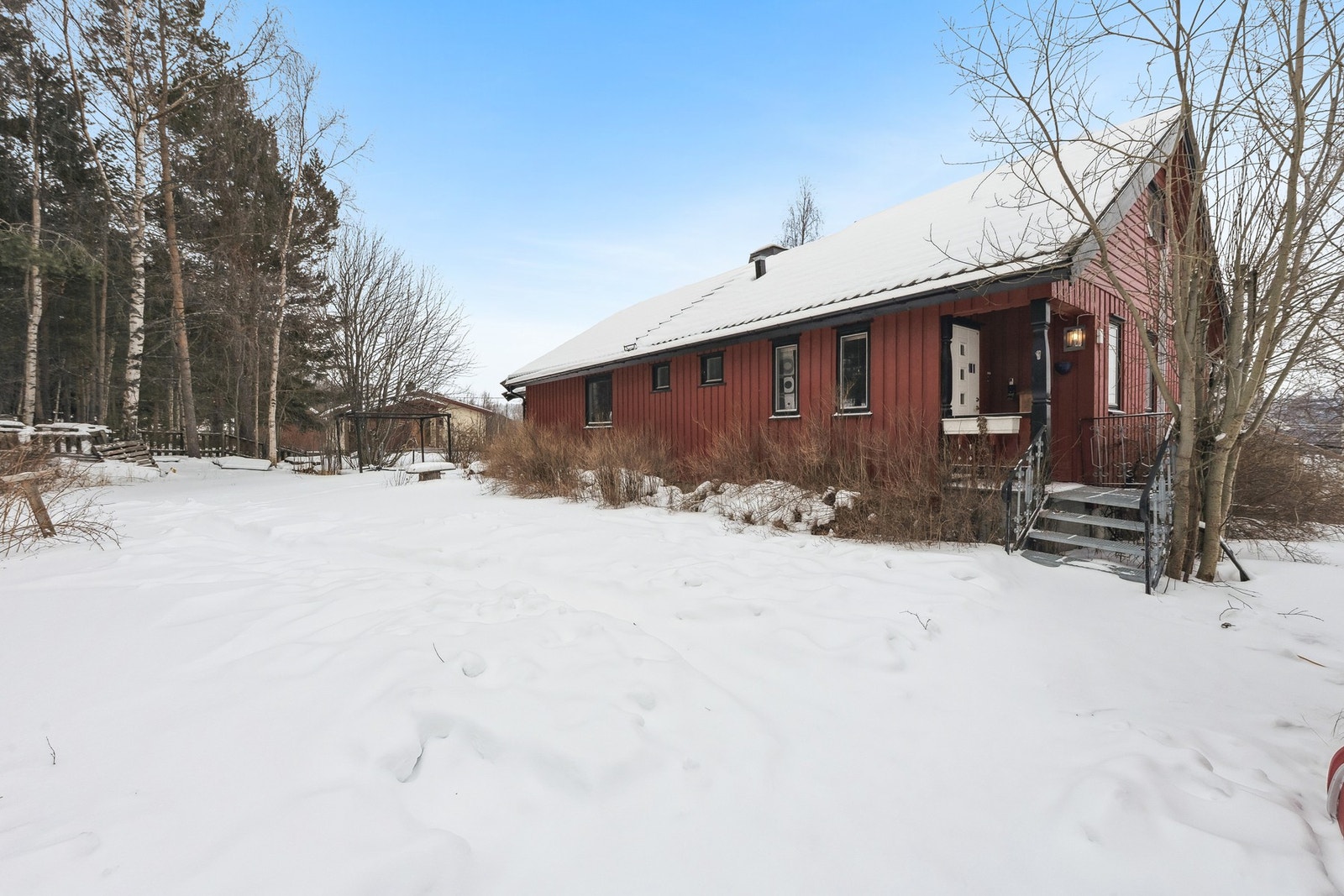 Fra boligen er det omtrent 7 minutter å gå til Dovre barneskole, 13 minutter til Dovre ungdomsskole og 9 minutter til Dombås barnehage. Galleribilde