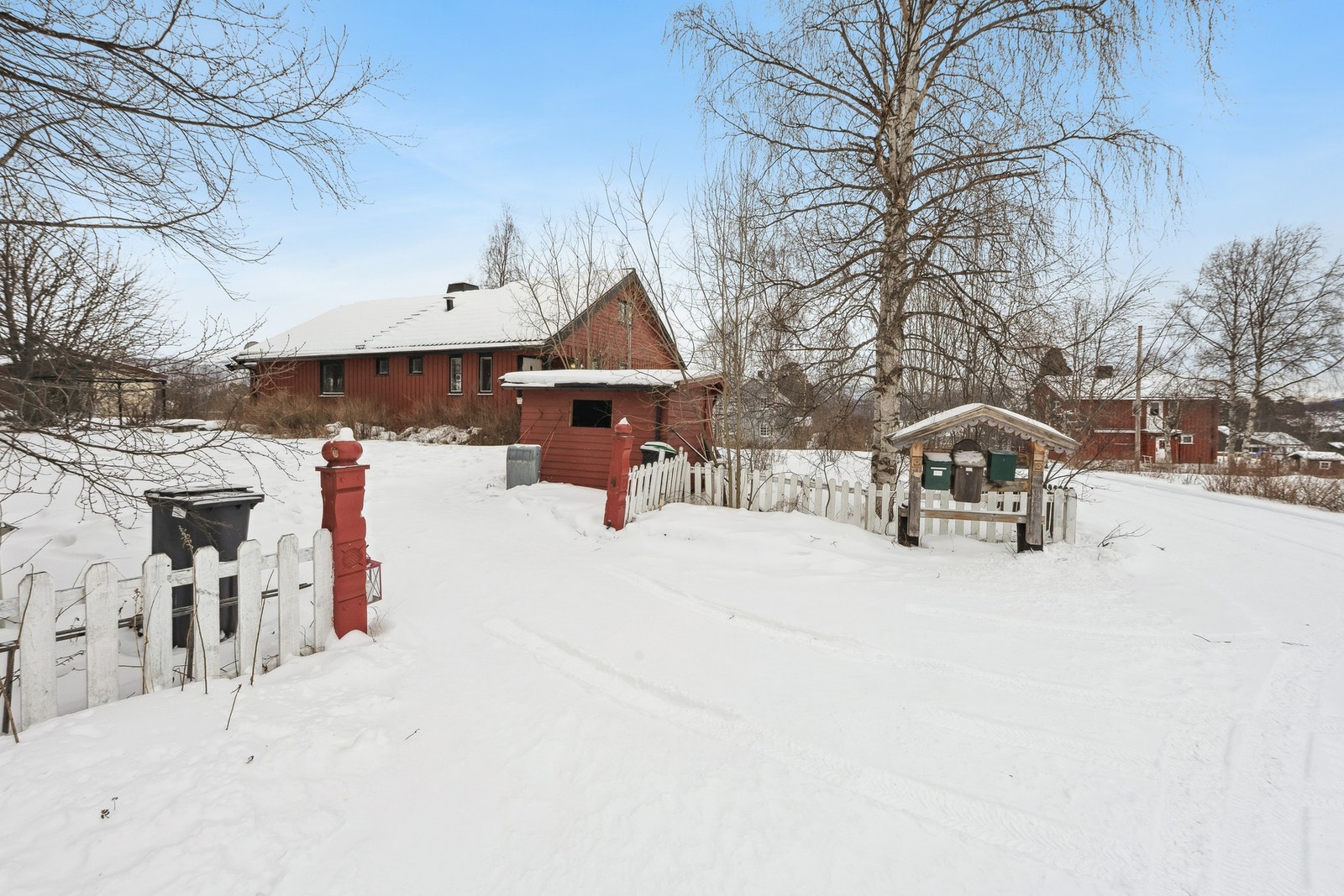 Boligen har en stor tomt på over 1,6 mål. Galleribilde