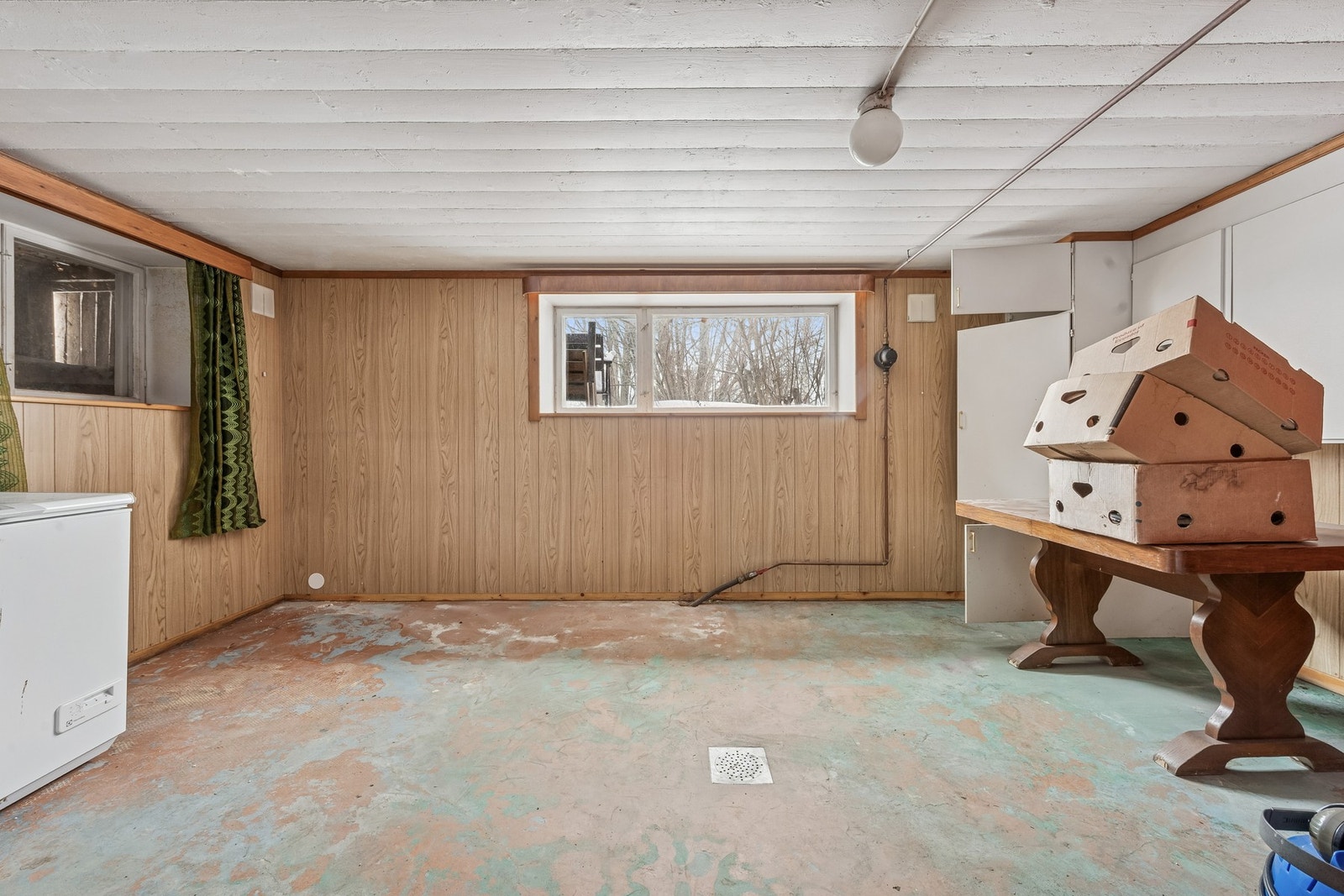 Disponibelt rom i kjeller, i dag brukt som kjellerstue. Galleribilde