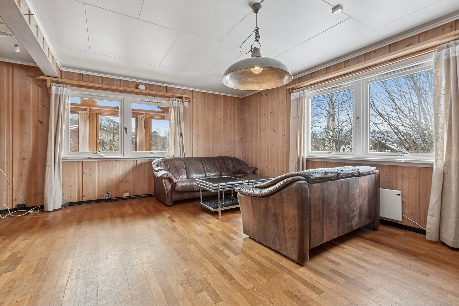 Boligen er på totalt 189 kvadratmeter BRA med to uthus på tomten. Galleribilde