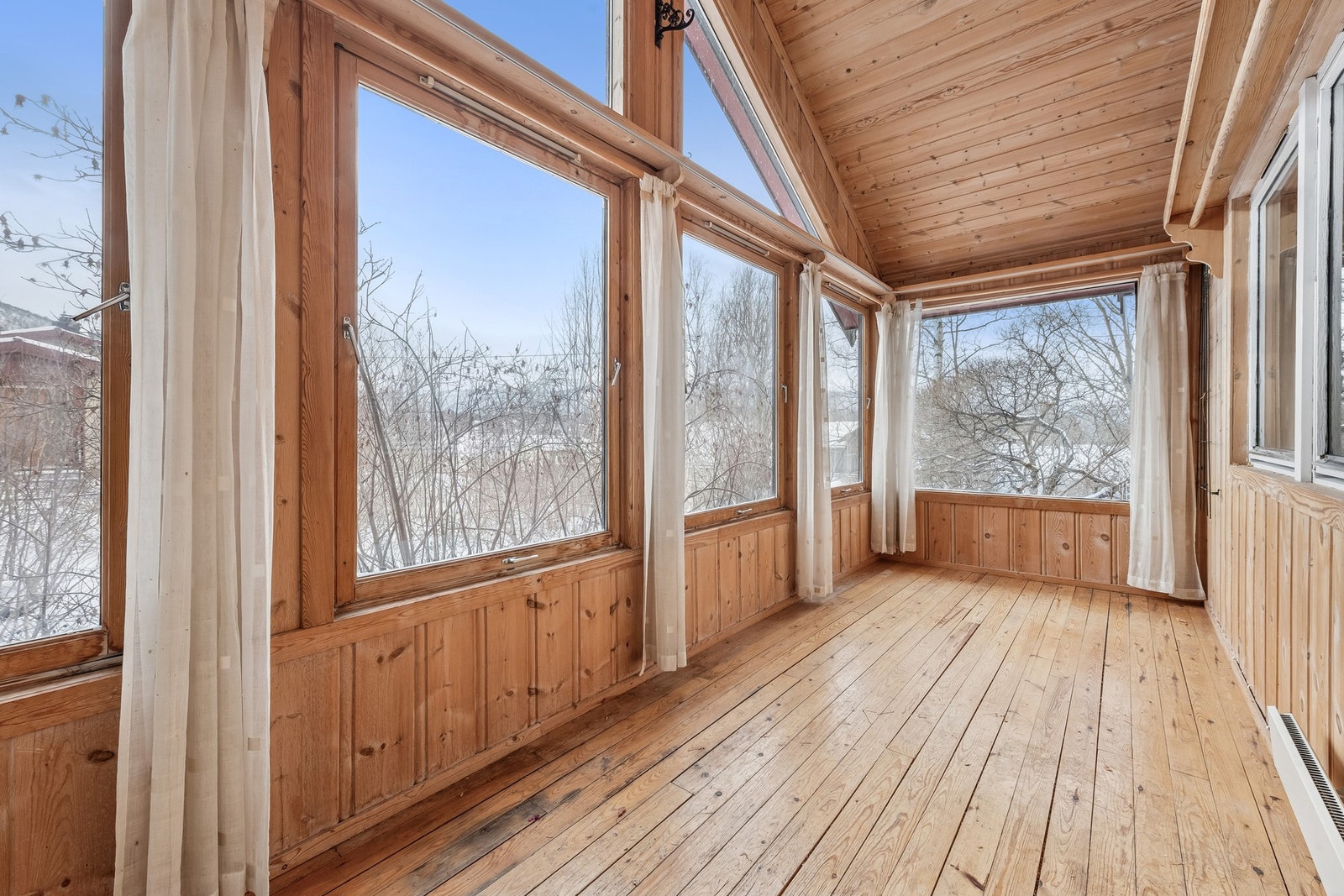 Fra vinterhage er det tilgang til hage. Galleribilde