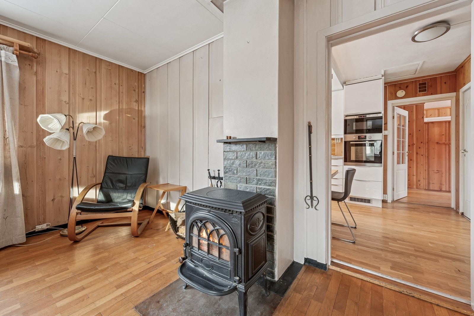 Boligen oppvarmes elektrisk og med vedfyring. Galleribilde