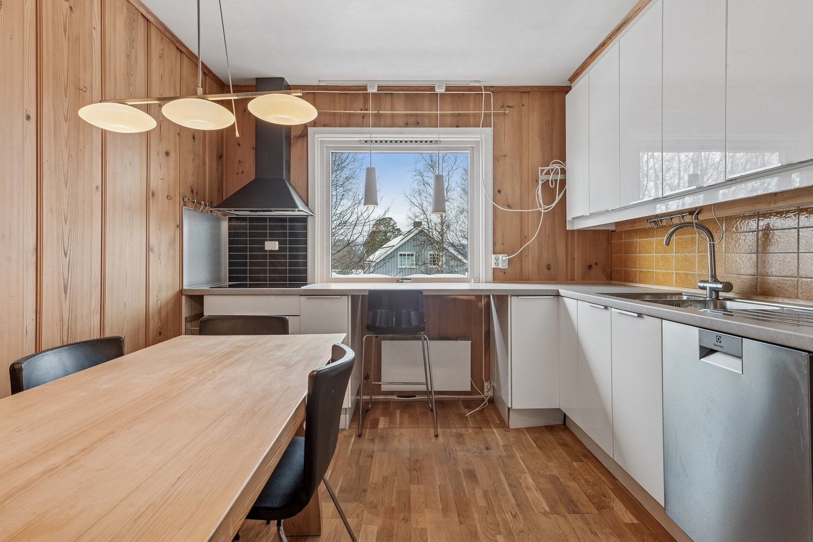 Det er integrert platetopp, stekeovn og mikroovn, samt opplegg for vaskemaskin og plass til kjøleskap. Galleribilde