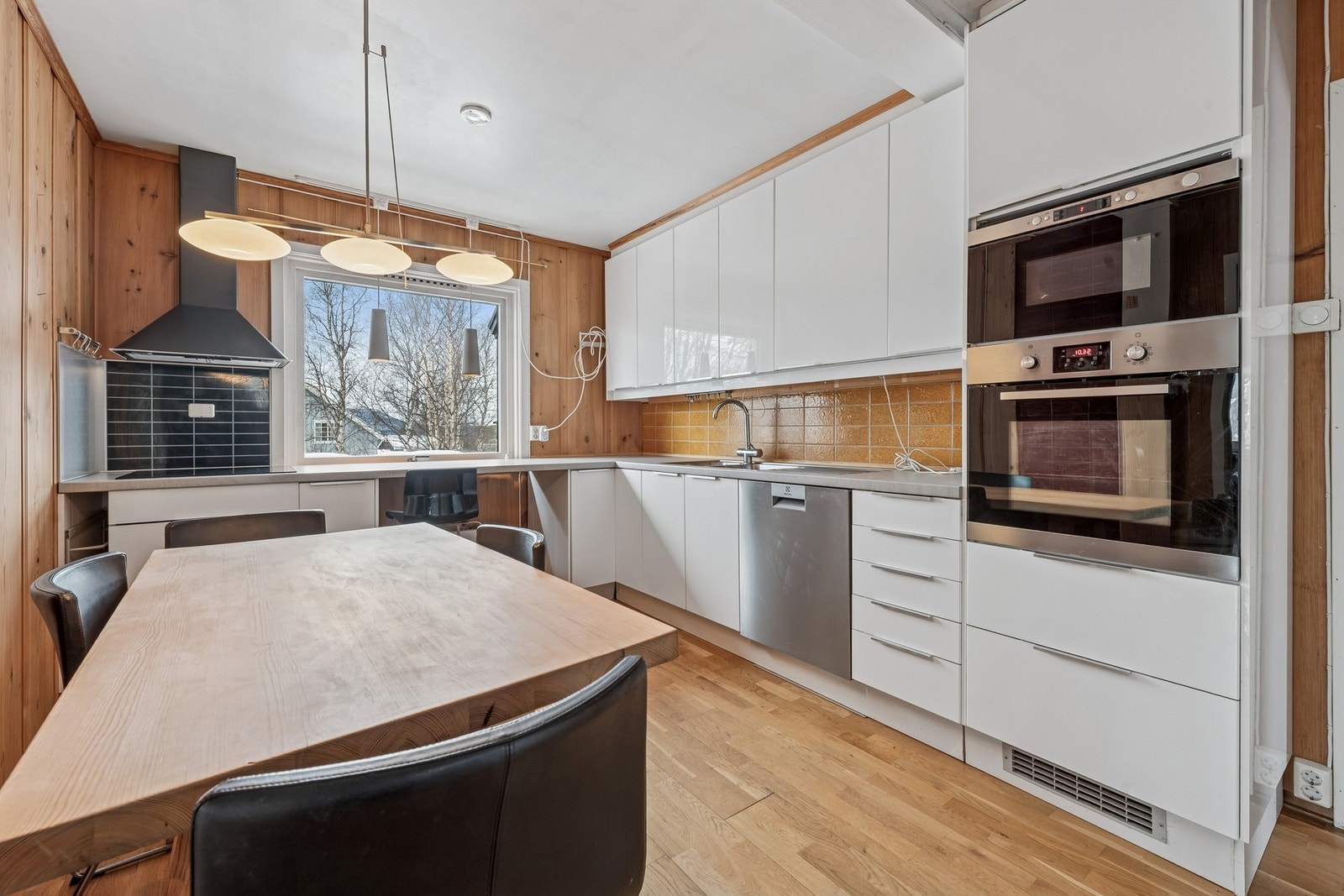 Moderne og lyst kjøkken med mye skap- og benkeplass. Galleribilde