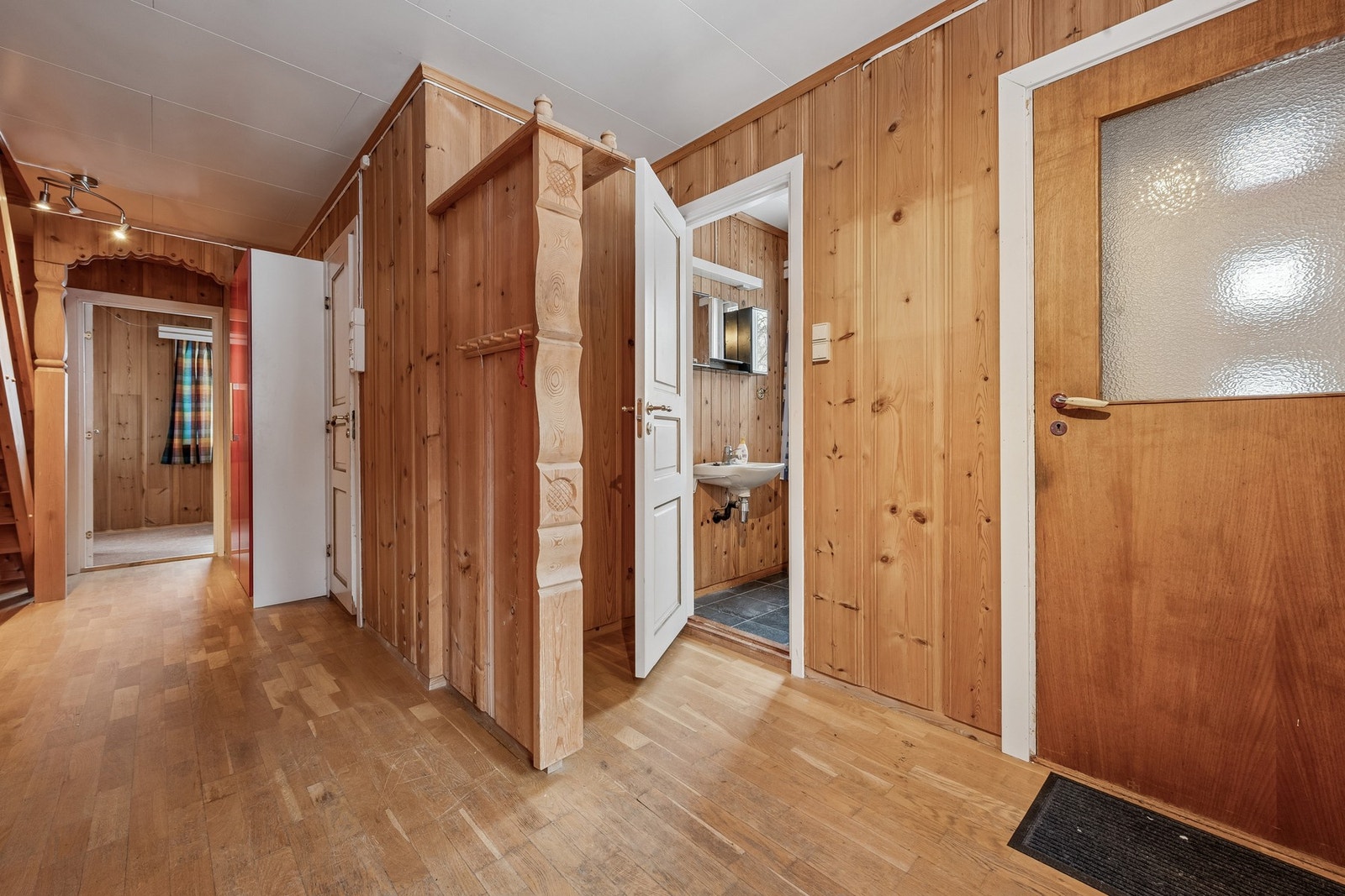 Romslig og praktisk entré med god plass til oppbevaring av yttertøy og fottøy. Galleribilde