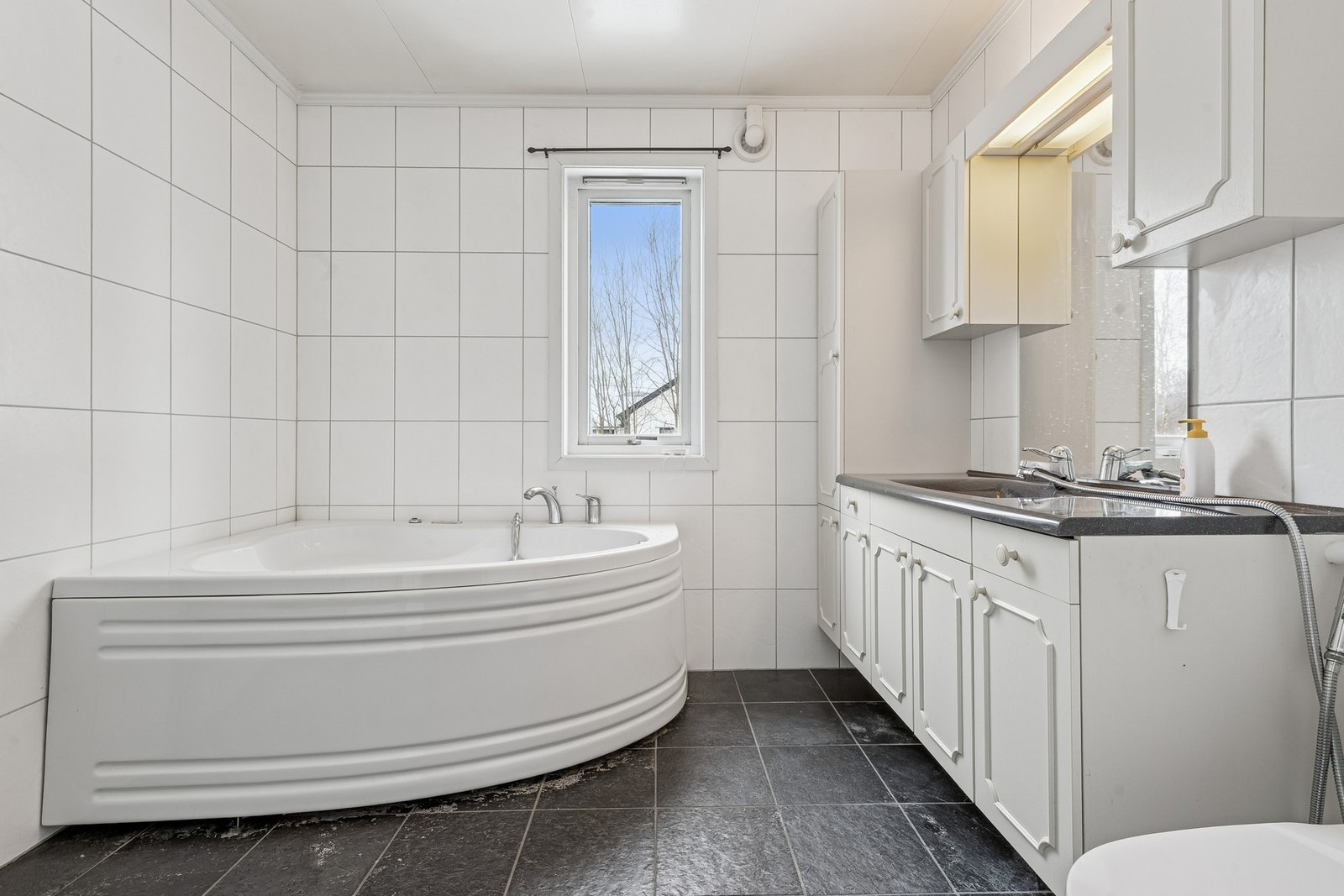 Flislagt bad i 1. etasje med gulvvarme. Galleribilde