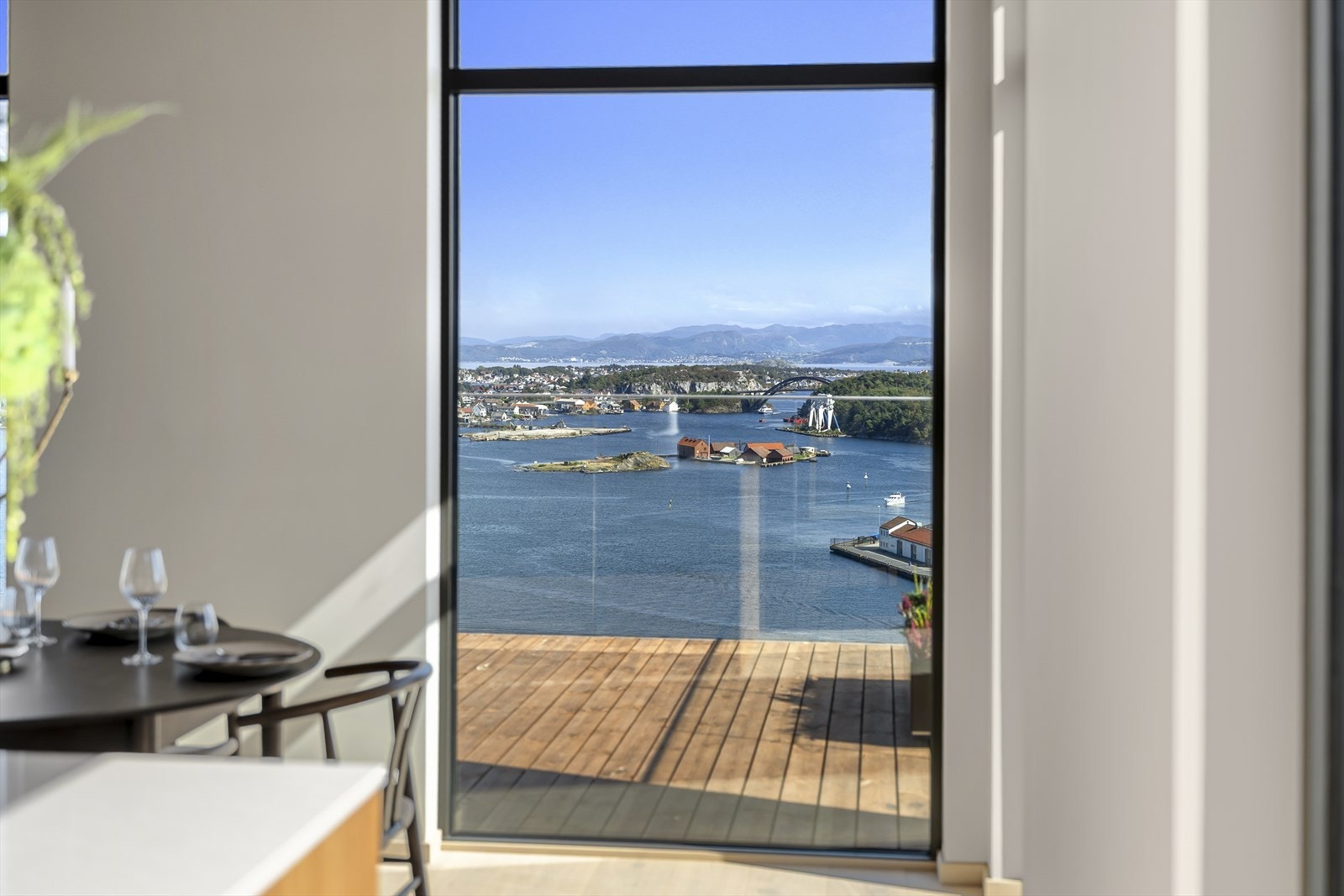 Alle solutsatte vinduer har utvendig solskjerming som enkelt styres med kontrollen din Galleribilde