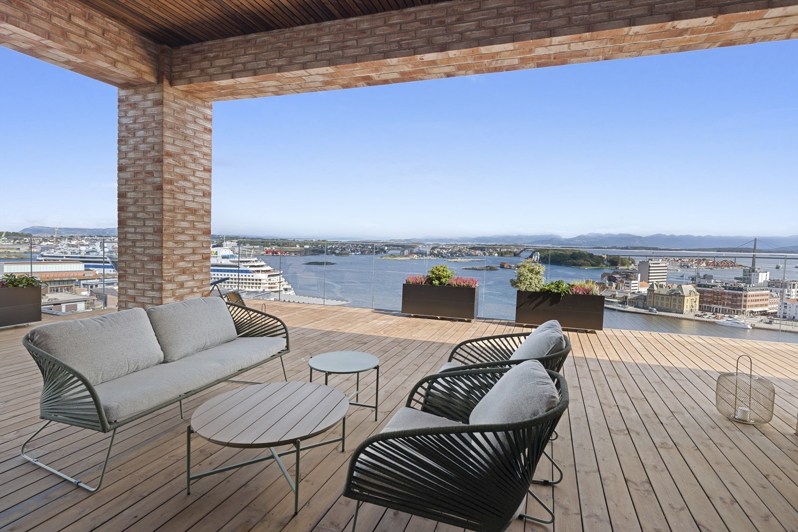 Deler av takterrassen er under tak, så her sitter du lunt på de mindre varme dagene. Galleribilde