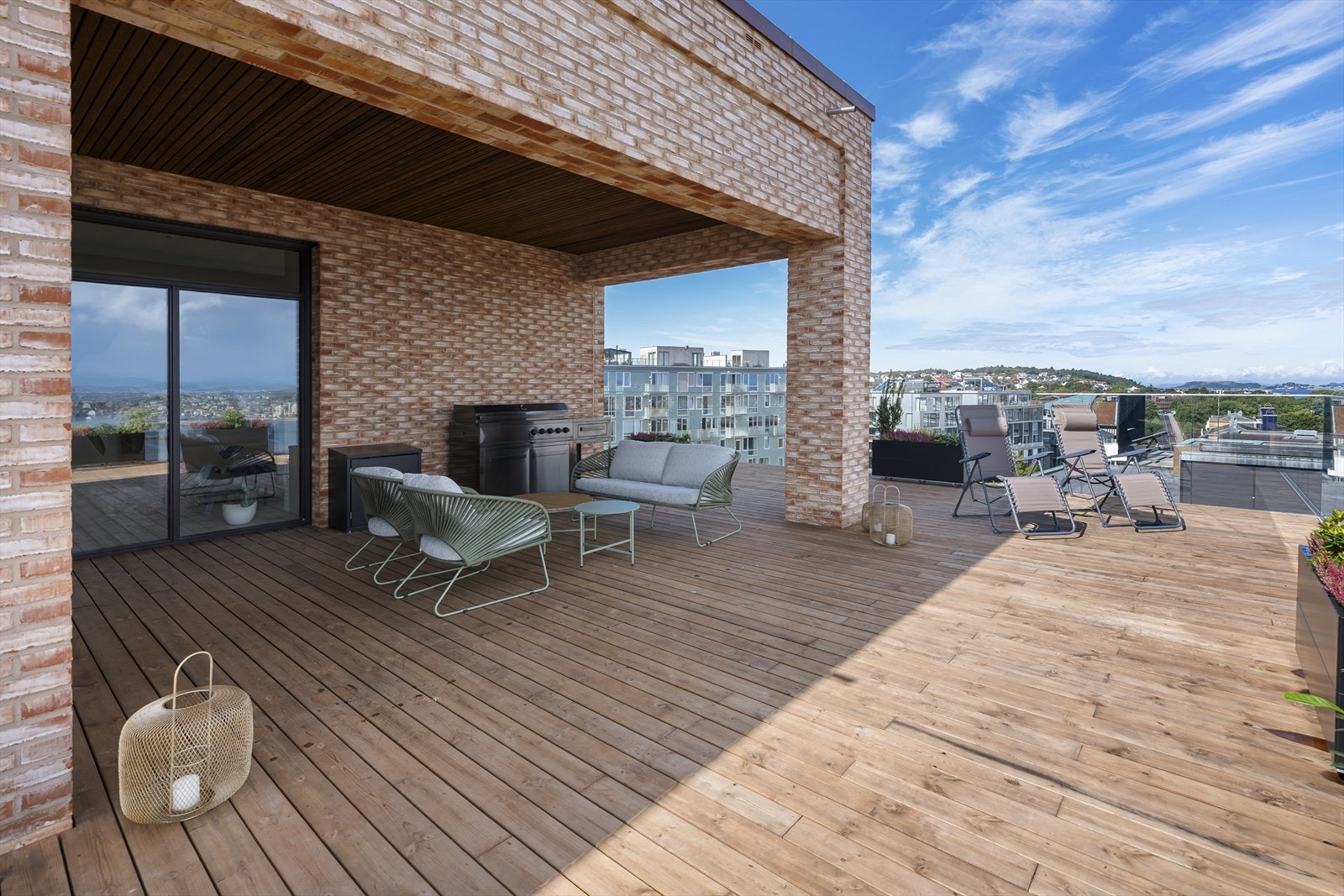 Takterrassen leveres med vannutkaster, utekjøkken og gassgrill Galleribilde