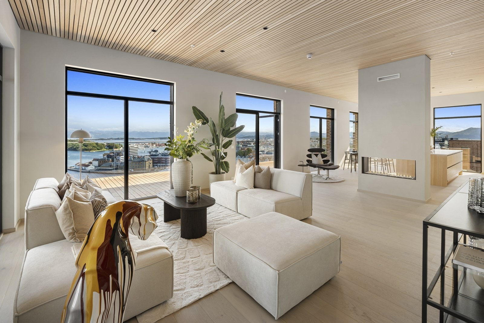 Gasspeisen sørger for en fin romdeling mellom kjøkken og stuen Galleribilde