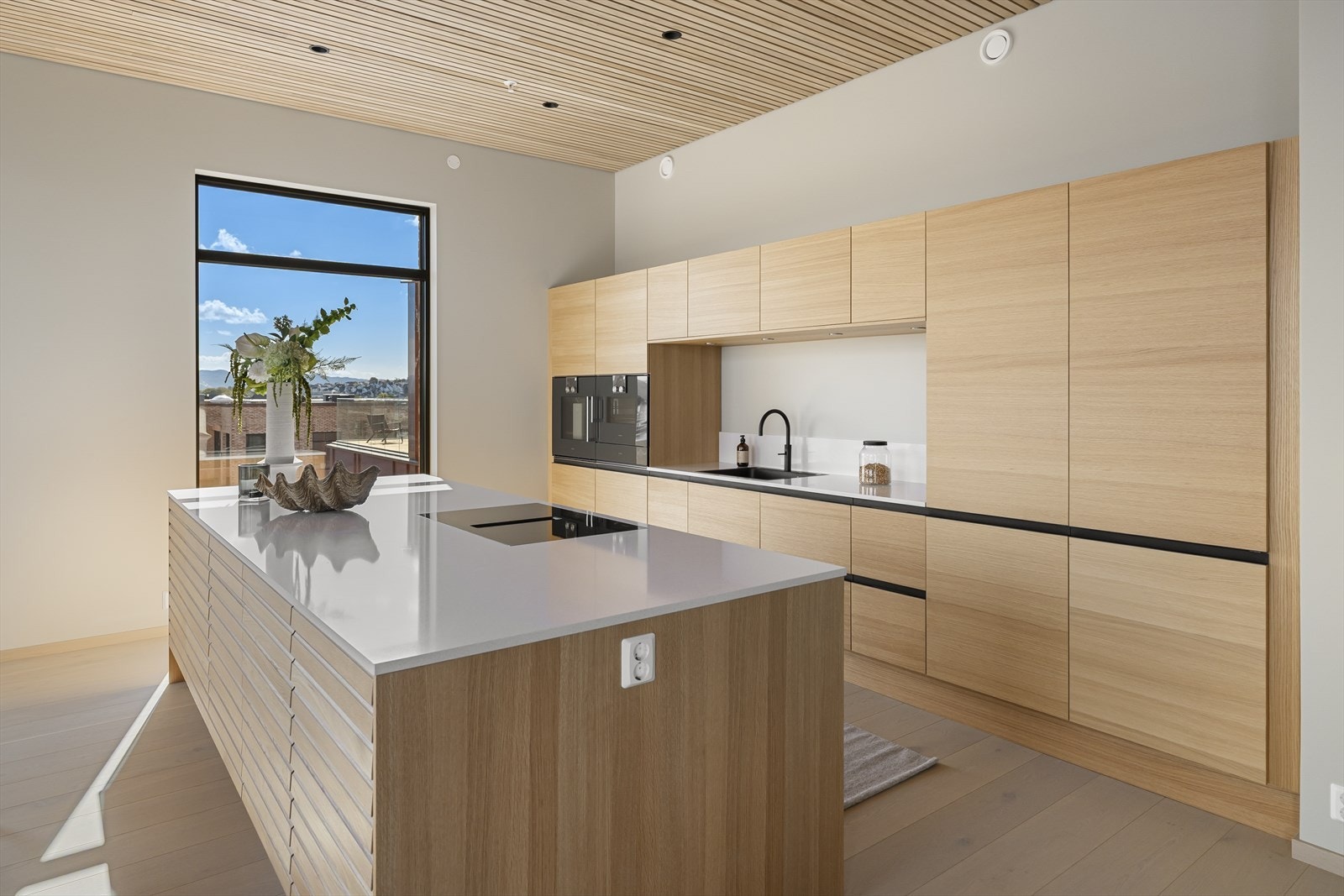 Kjøkkenet er levert av Svane Kjøkkenet og er utstyrt med eksklusive hvitevarer fra Gaggenau. Galleribilde