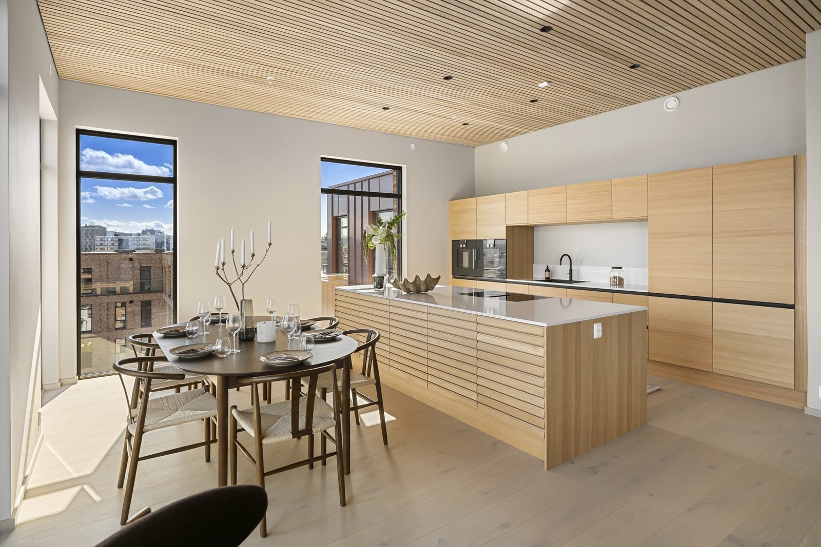 Kjøleskap, fryseskap, oppvaskmaskin, induksjonstopp, stekeovn, dampovn, og varmeskuff fra Gaggenau medfølger. Galleribilde