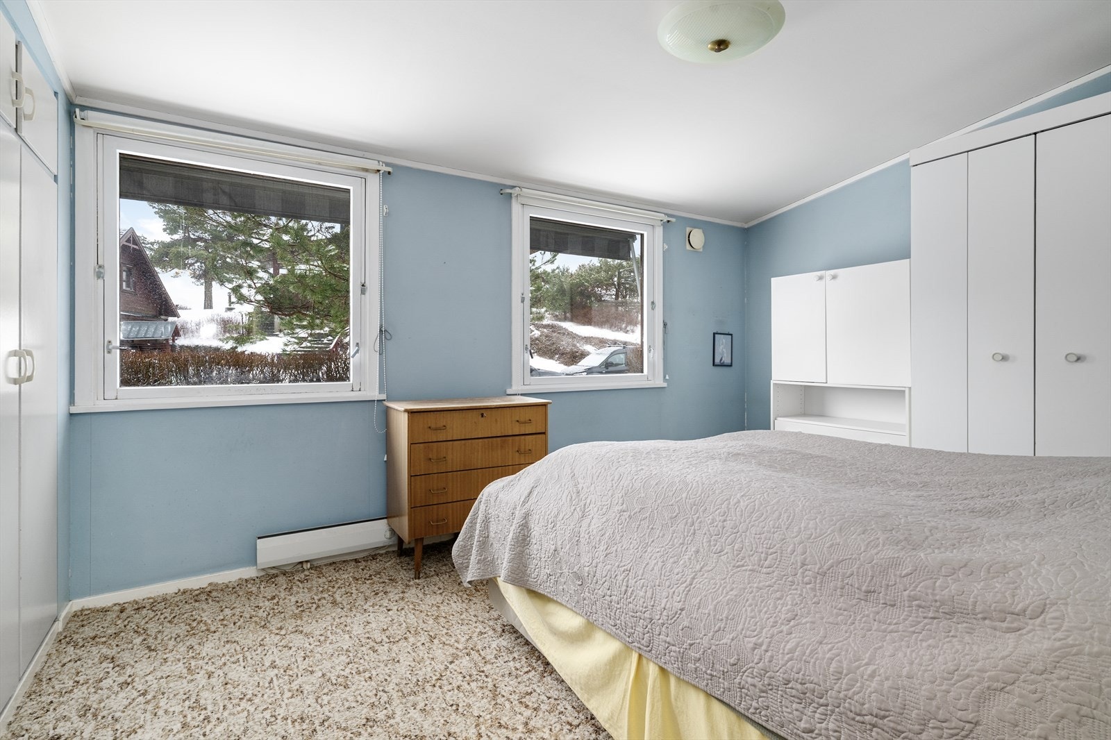 Boligen har tilsammen tre gode soverom som ligger i egen sone godt adskilt fra oppholdsrommene. Galleribilde