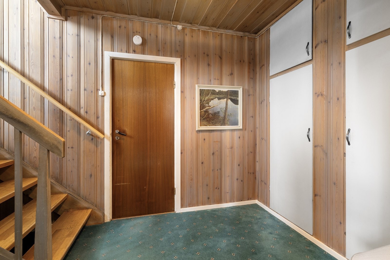 Kjellergang med god oppbevaringsplass i innebygget garderobeskap. Galleribilde