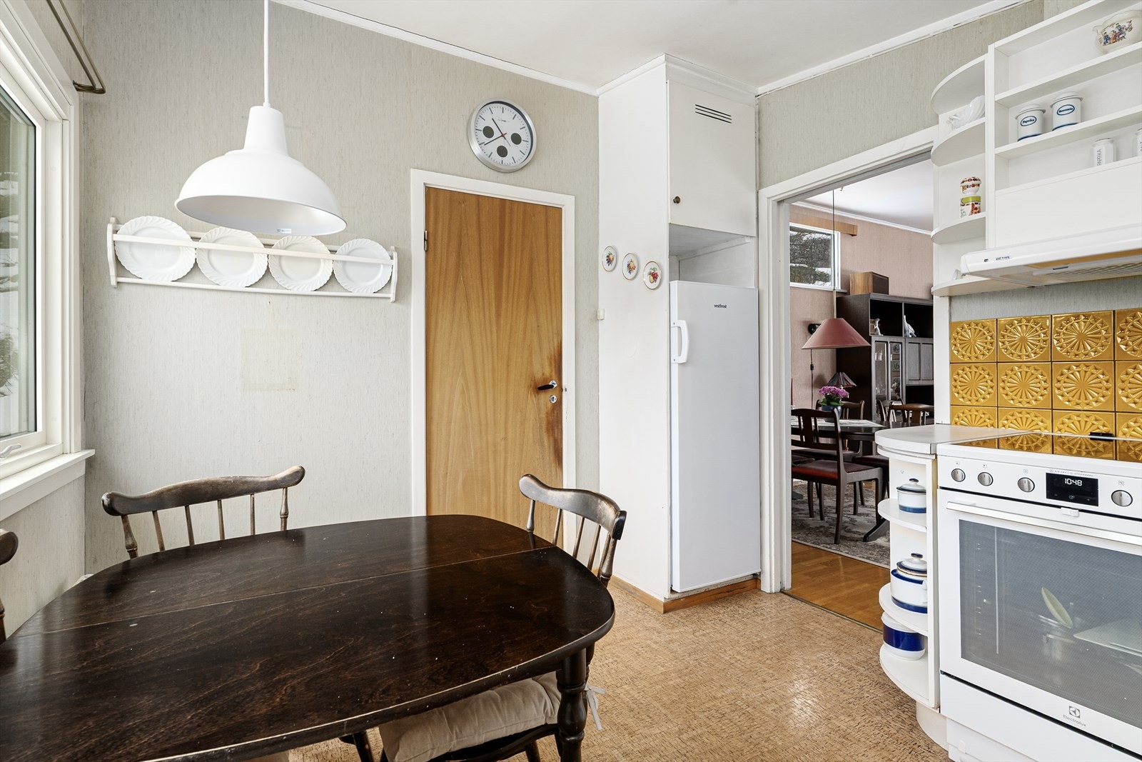 Fra kjøkkenet er det dør inn til vaskerommet, hvor det videre er adkomst ut til hagen med tørkeplass for klesvasken. Galleribilde