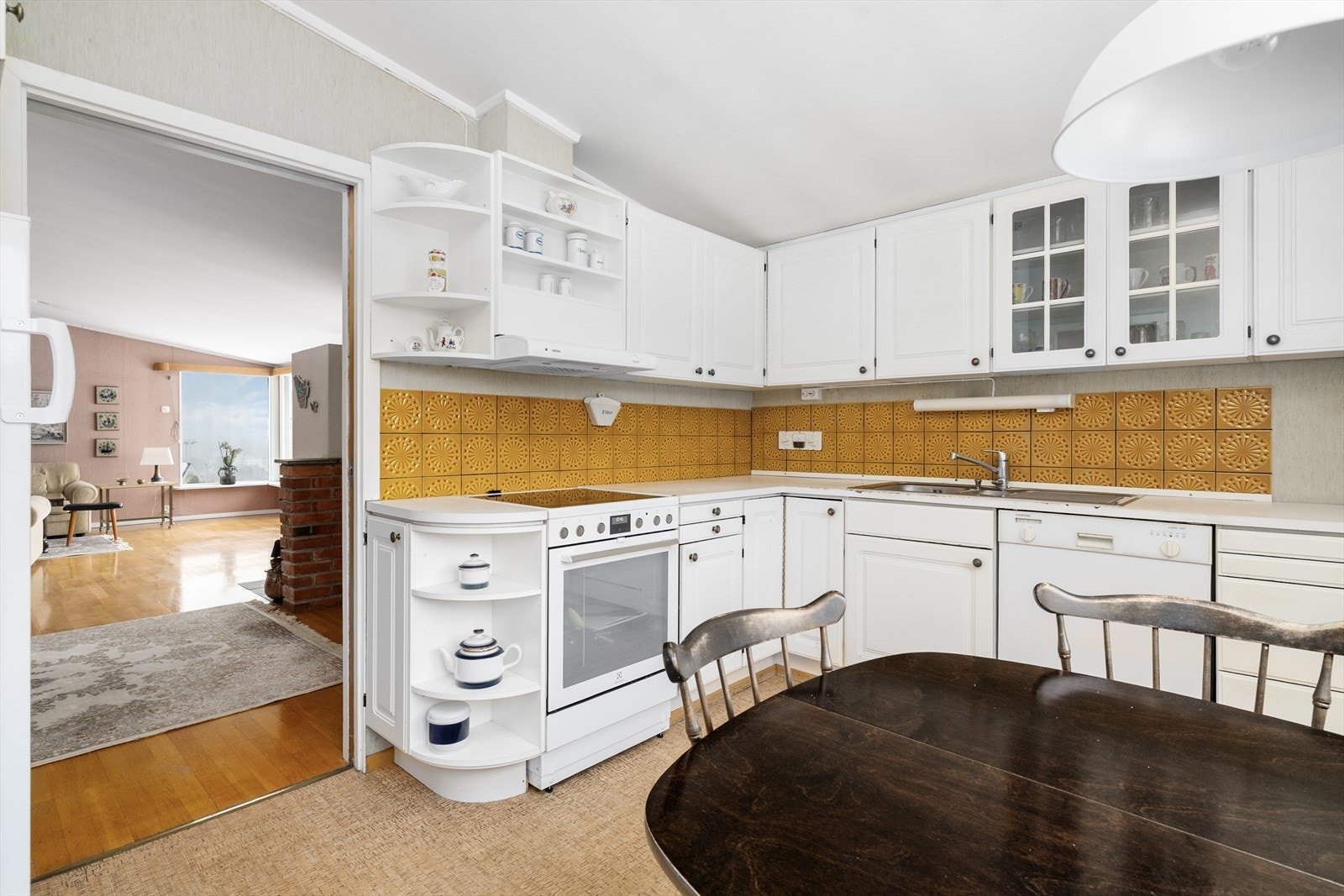 Kjøkkenet er av god størrelse med fin plassering inntil stua. Galleribilde