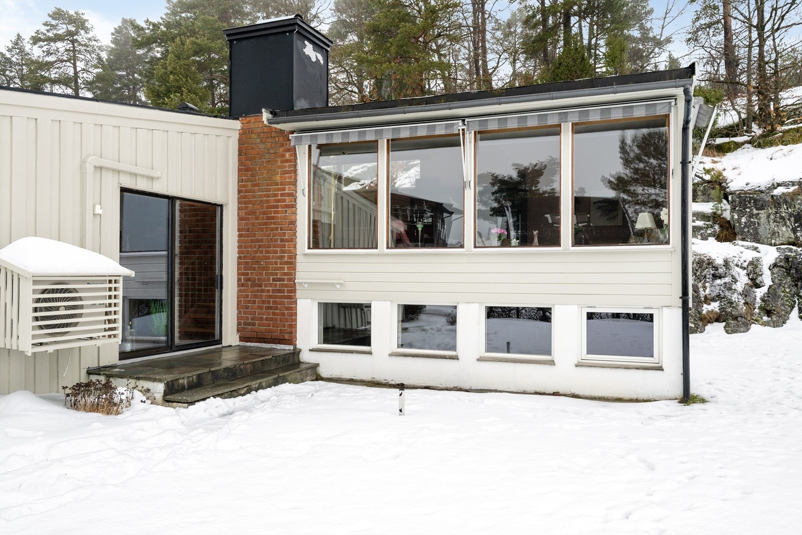 Den romslige tomta er pent opparbeidet med plenarealer, gårdsplass og hellelagt uteområde mot sydvest. Galleribilde