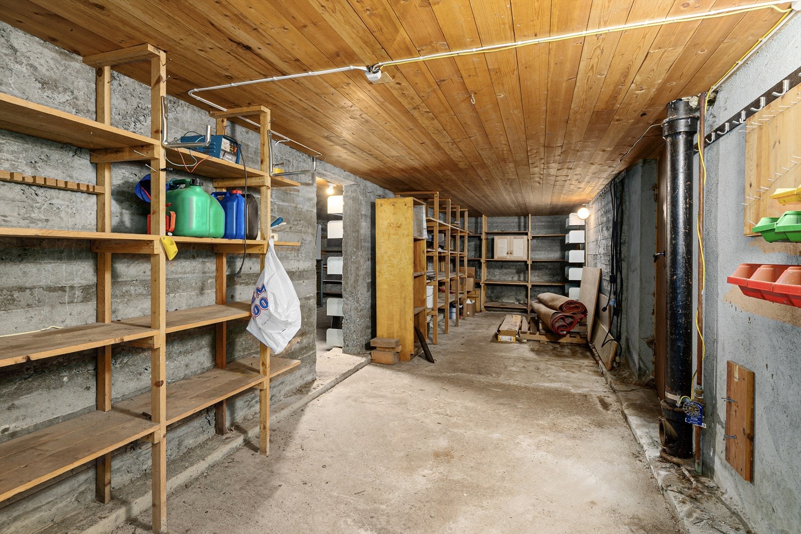 Kjellerboder med god lagringskapasitet. Galleribilde