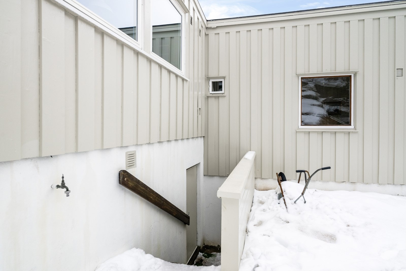 Kjellernedgang i bakkant av boligen. Galleribilde