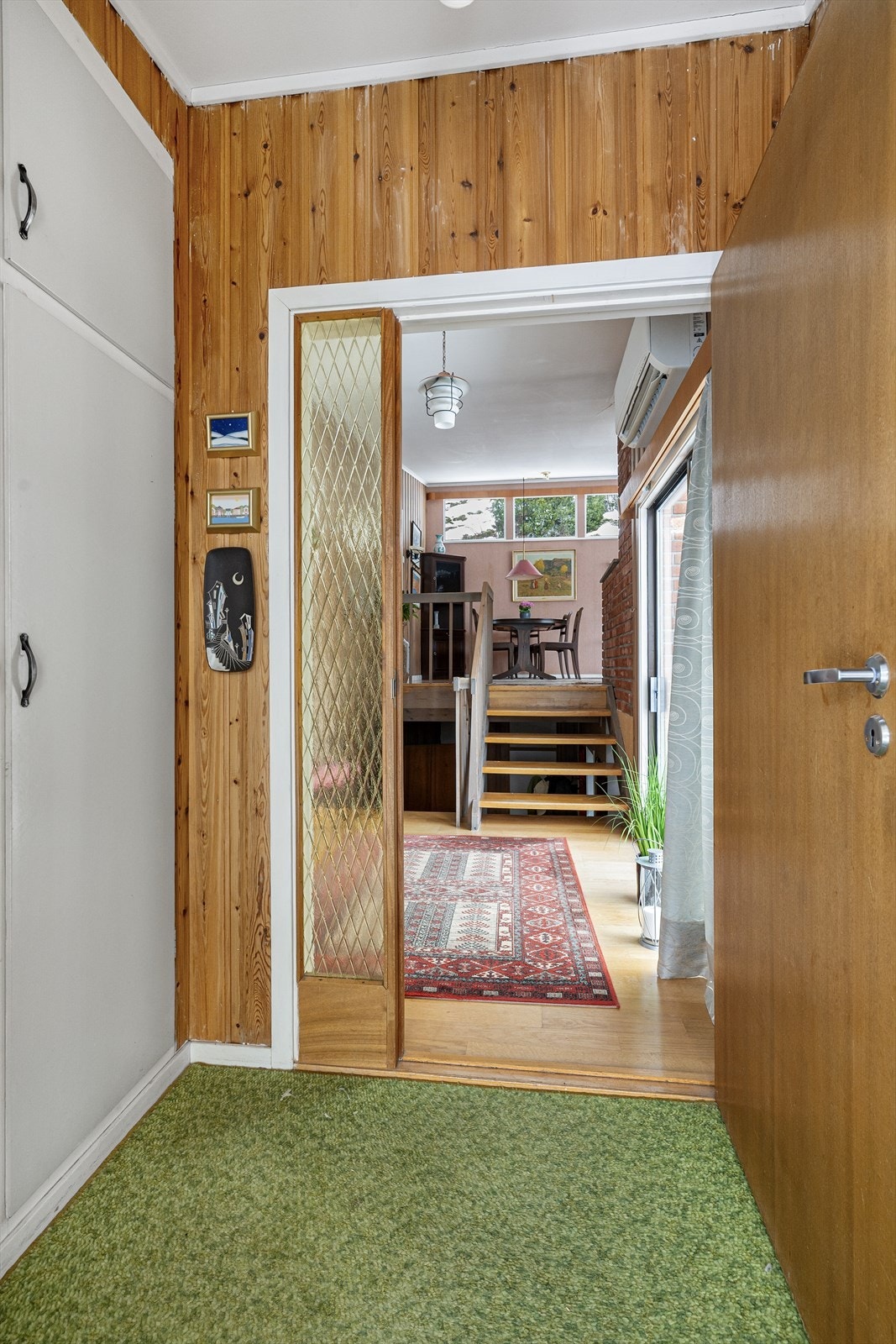 I vindfanget hvor det er innebygget garderobeskap for klesoppbevaring. Galleribilde