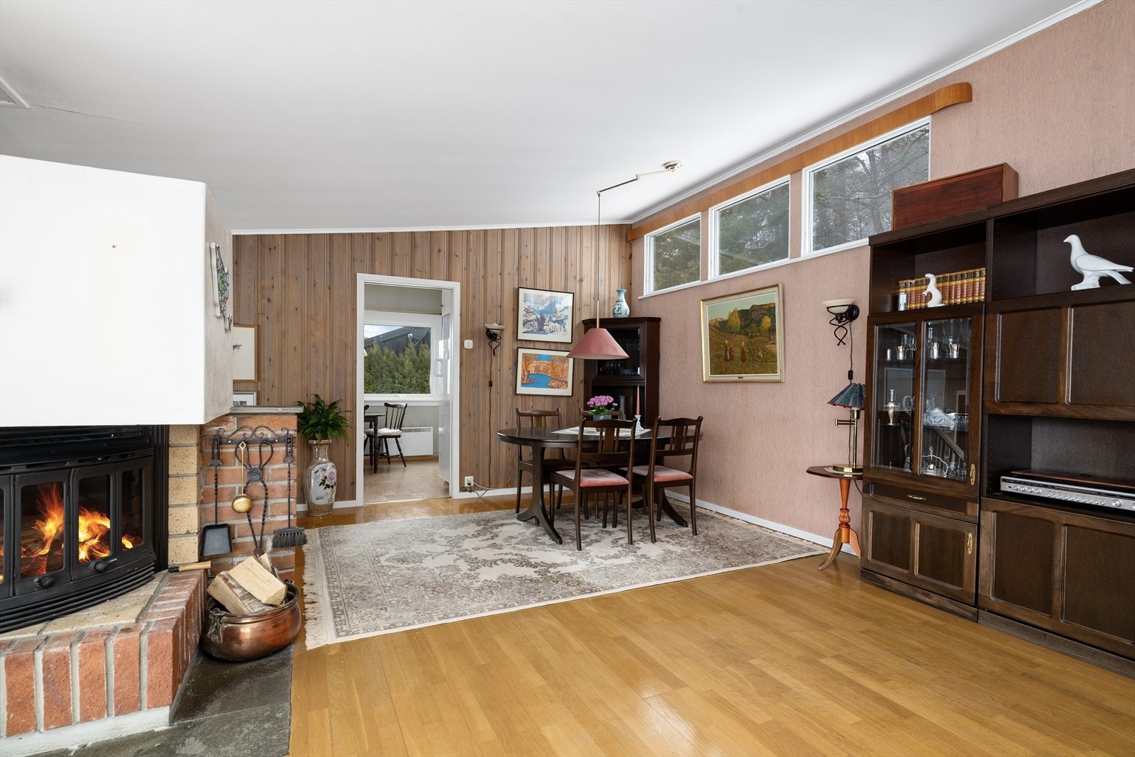 I stua er det parkett på gulvet og tapet/panel på veggoverflatene. Galleribilde