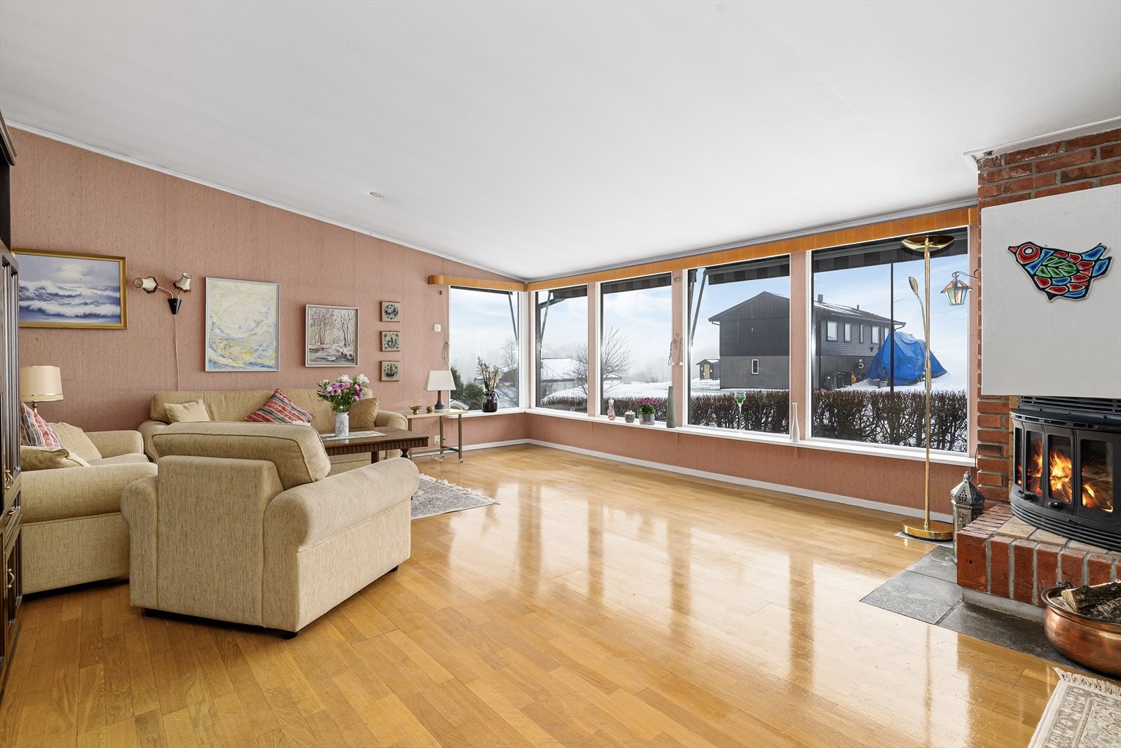 Boligen har en stor og koselig stue hvor de store vindusflatene sikrer gode lysforhold og gir fin utsikt over nærområdet. Stua har utvendige markiser for god solskjerming. Galleribilde