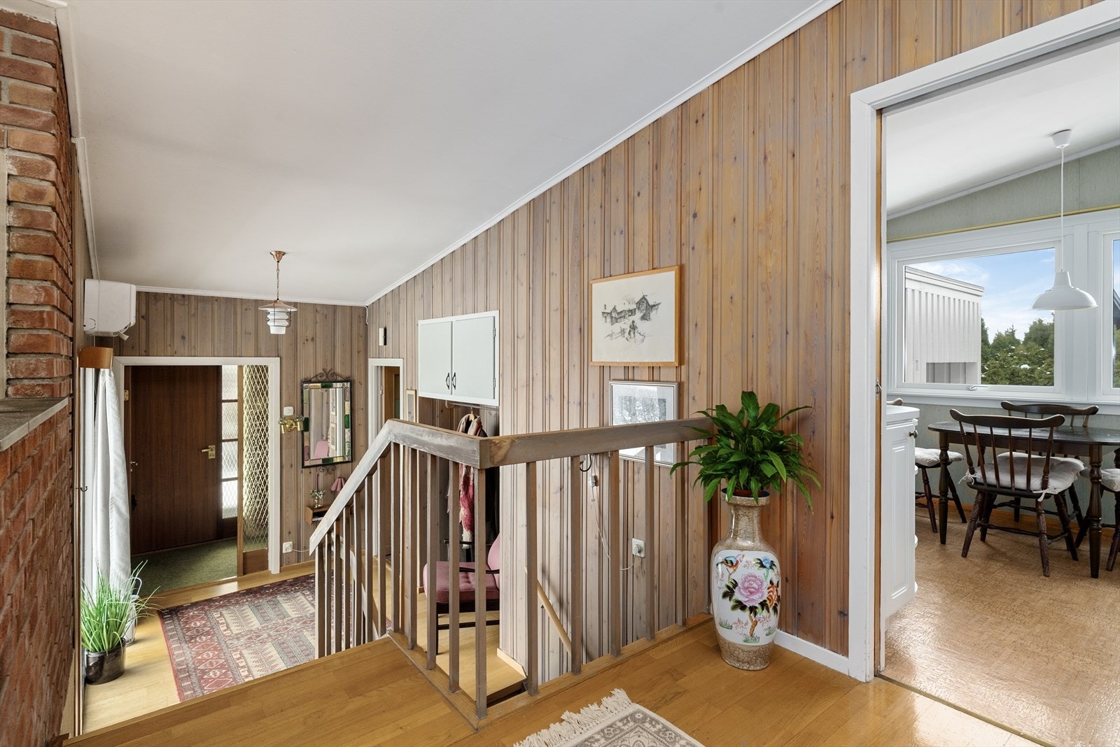 Boligen har en praktisk og spennende planløsning hvor 1. etasje består av to nivåer, med stue, kjøkken og vaskerom på øvre nivå. På nedre nivå er det bad, toalett og 3 soverom i egen avdeling, godt adskilt fra oppholdsrommene. Galleribilde