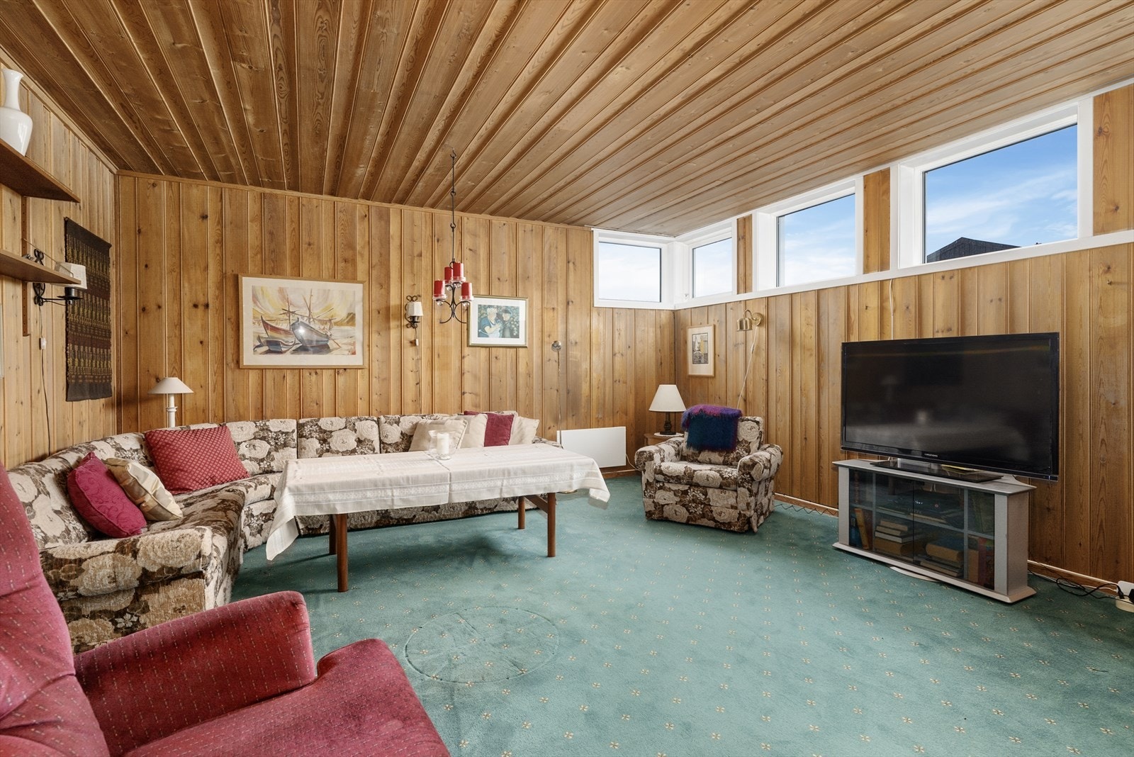 Stua har god plass til hele familien for hyggelige tv-kvelder, eller kanskje som et fristed for ungdommen med mulighet for gaming og avslapning. Galleribilde