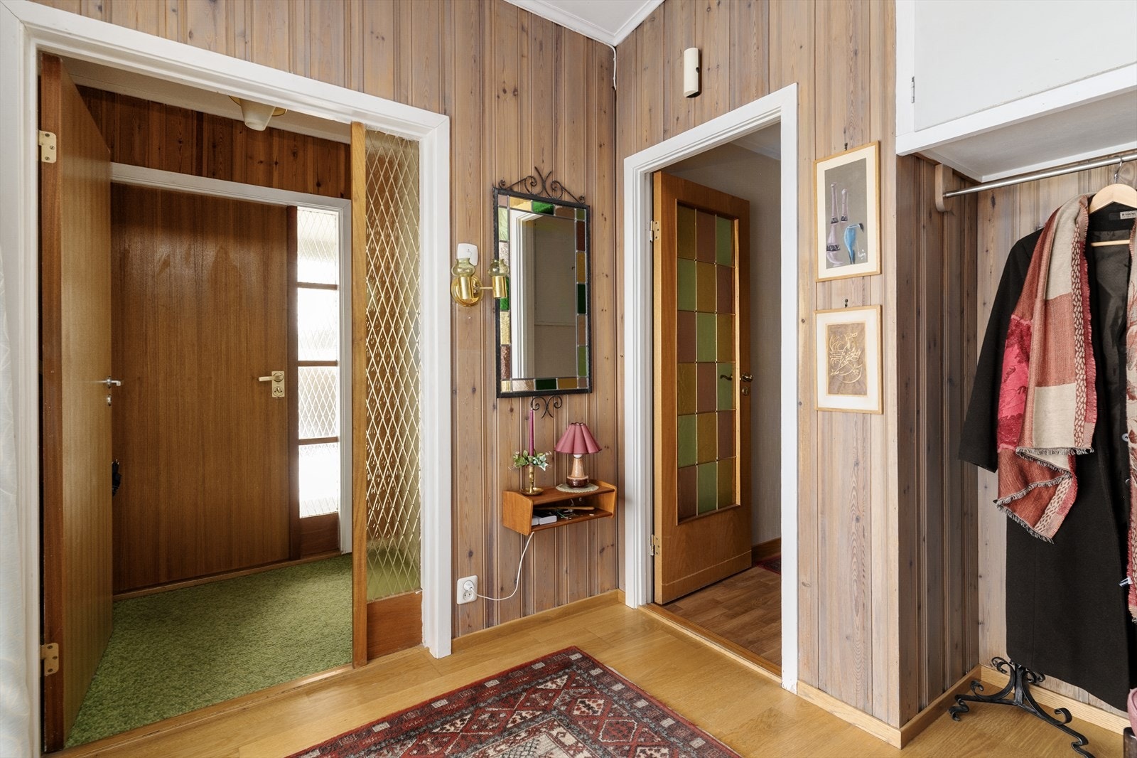 Med adkomst fra hyggelig overbygget inngangsparti kommer man inn i boligens gangarealer. Galleribilde