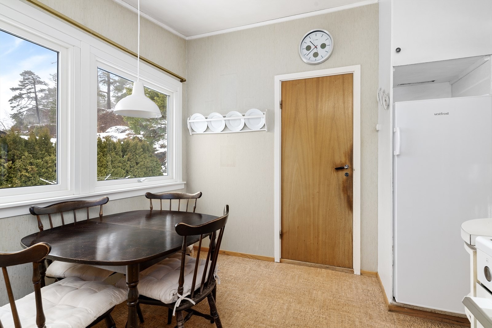 Hyggelig spiseplass ved kjøkkenvinduene. Galleribilde