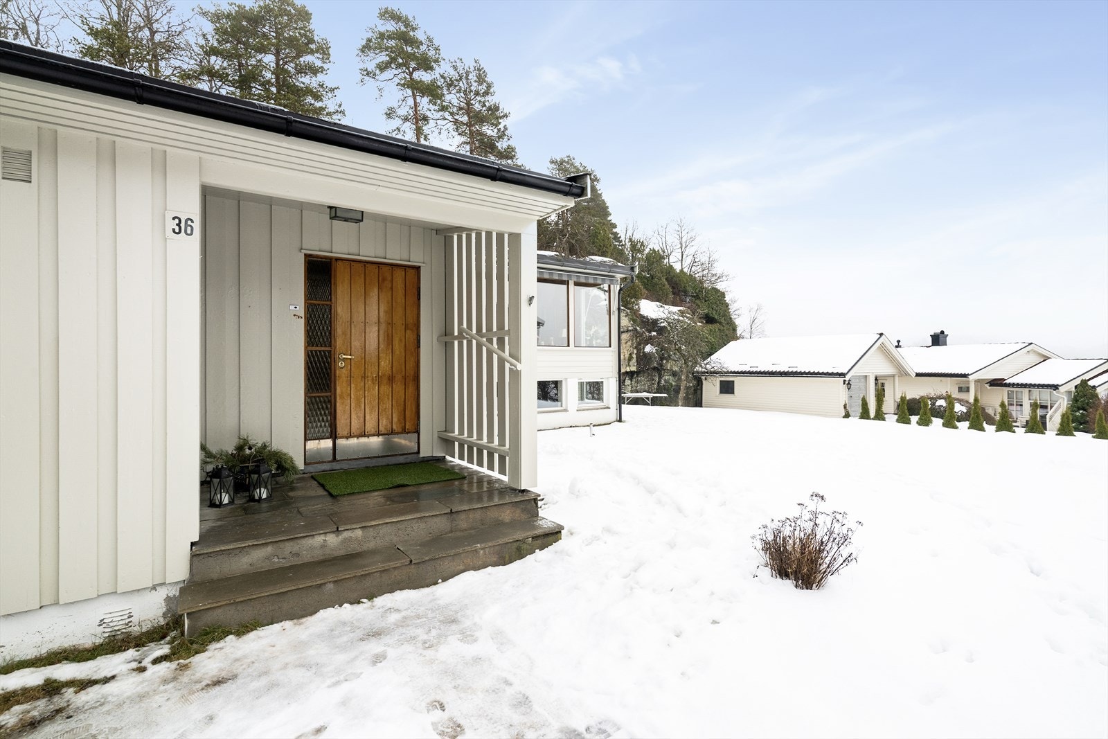 Velkommen til Løkkebergvegen 36 på Tveten! I nærområdet finnes det flere flotte tur- og rekreasjonsområder. Eidanger har nærhet til idylliske Eidangerfjorden, med bademuligheter ved populære Olavsberget og Røra. Galleribilde