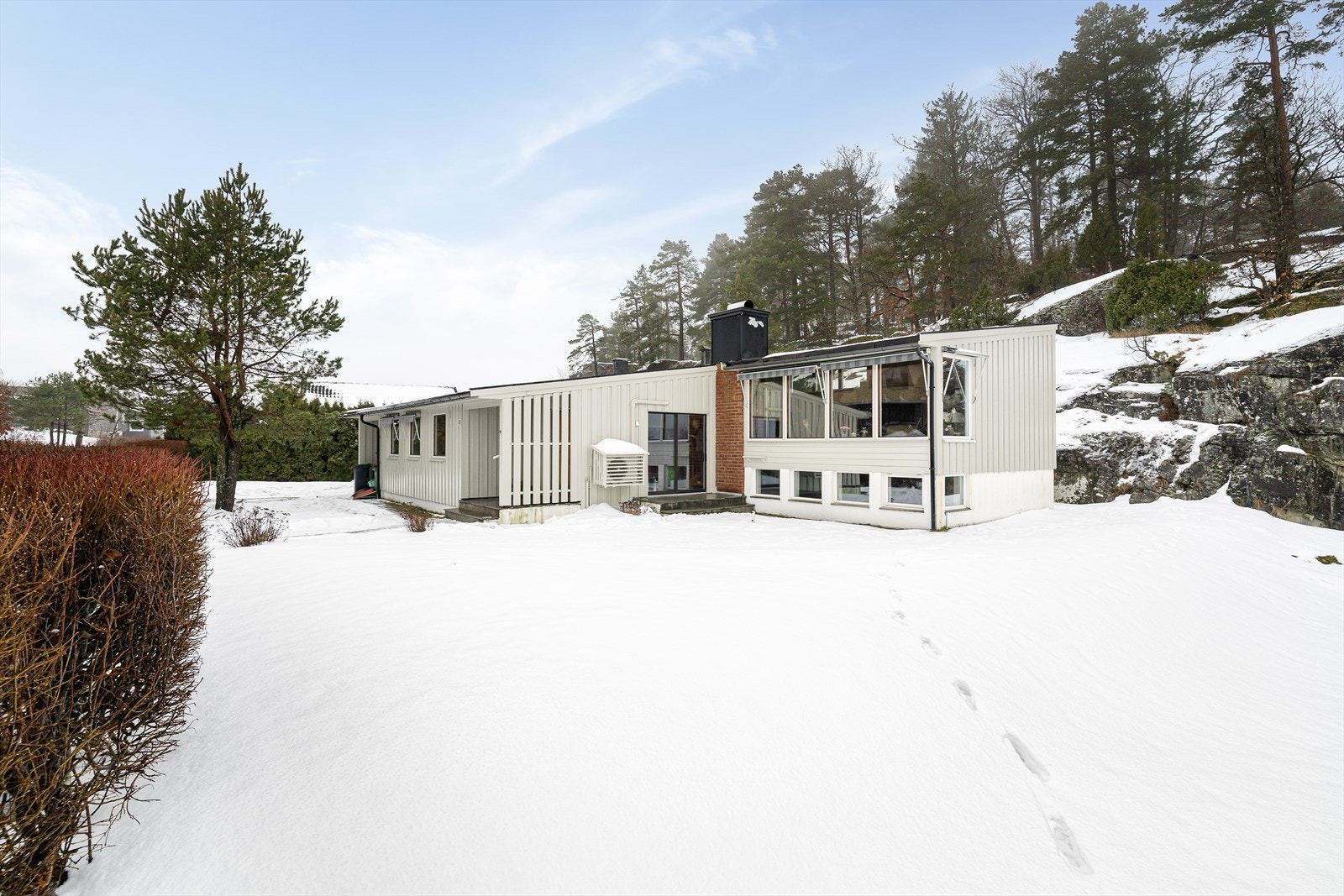 Av oppgraderinger kan nevnes at det er en del nyere vinduer, ny vedovn, samt el-skap med innmat fra nyere tid. Taket har fått ny papp i 2003, og deler av utvendig panel er byttet ut. Galleribilde