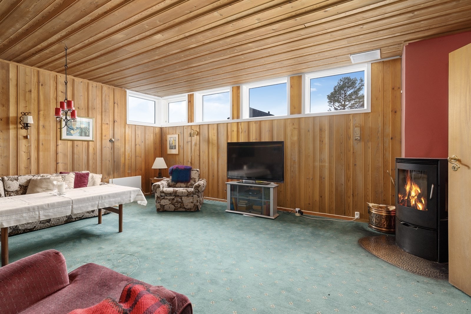 Boligen har en koselig kjellerstue med nyere vedovn og godt med vindusflater. Galleribilde