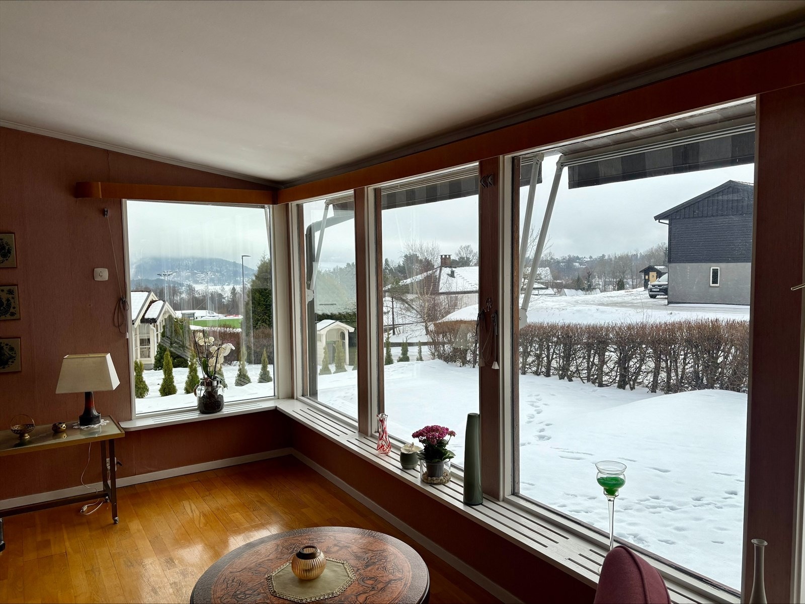 Utsikt fra stuen rett ned til fotballbanen - Eidanger IL og utsikt mot fjorden Galleribilde