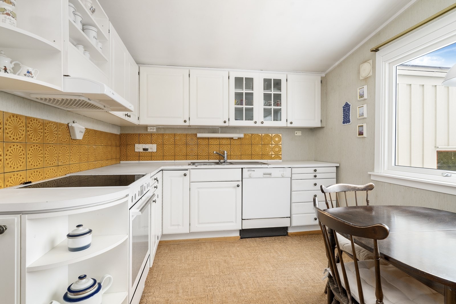 Kjøkkeninnredningen har god oppbevaringsplass i skuffer og skap, men er av eldre dato med noe slitasje. Det er avsatt plass til frittstående hvitevarer som oppvaskmaskin, komfyr og kjøleskap. Galleribilde