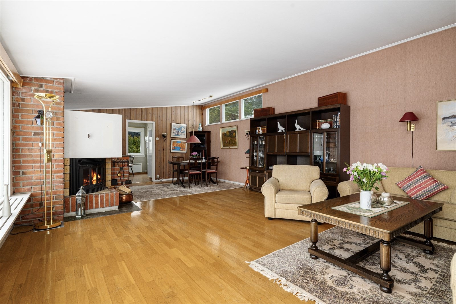 Sentralt i stua er det en stemningsfull peis hvor det er peisinnsats med glassfelt for maksimal kos og lun varme på kjølige dager. Galleribilde