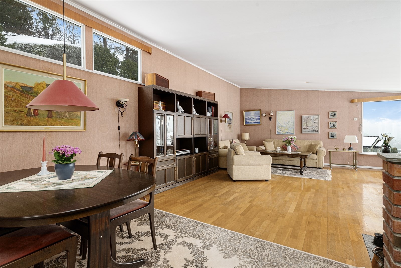 Stua har god plass til møblering, med egen spisestue praktisk plassert inntil kjøkkenet. Galleribilde