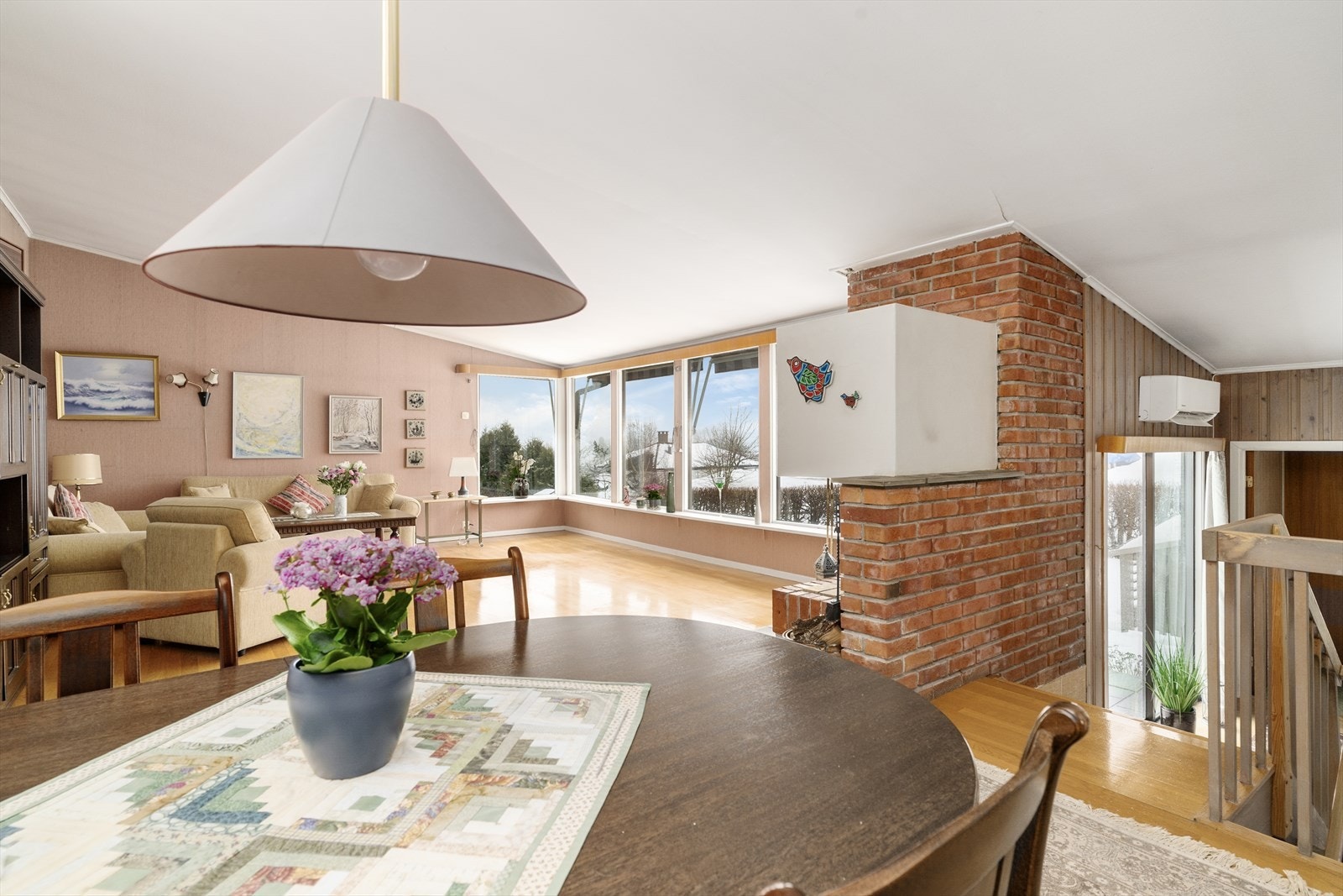 Det er også installert varmepumpe i hallen i 2020 for en jevn og behagelig varme i etasjen. Galleribilde