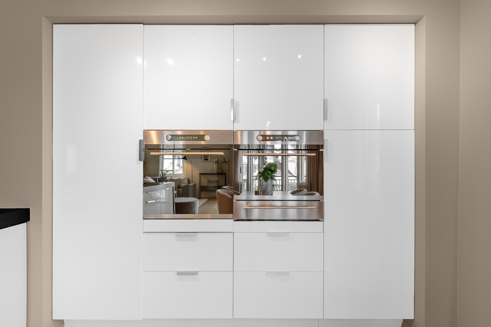 - Det er integrerte hvitevarer som induksjonstopp, stekeovn og mikrobølgeovn i høyskap, oppvaskmaskin og kjøleskap - Galleribilde