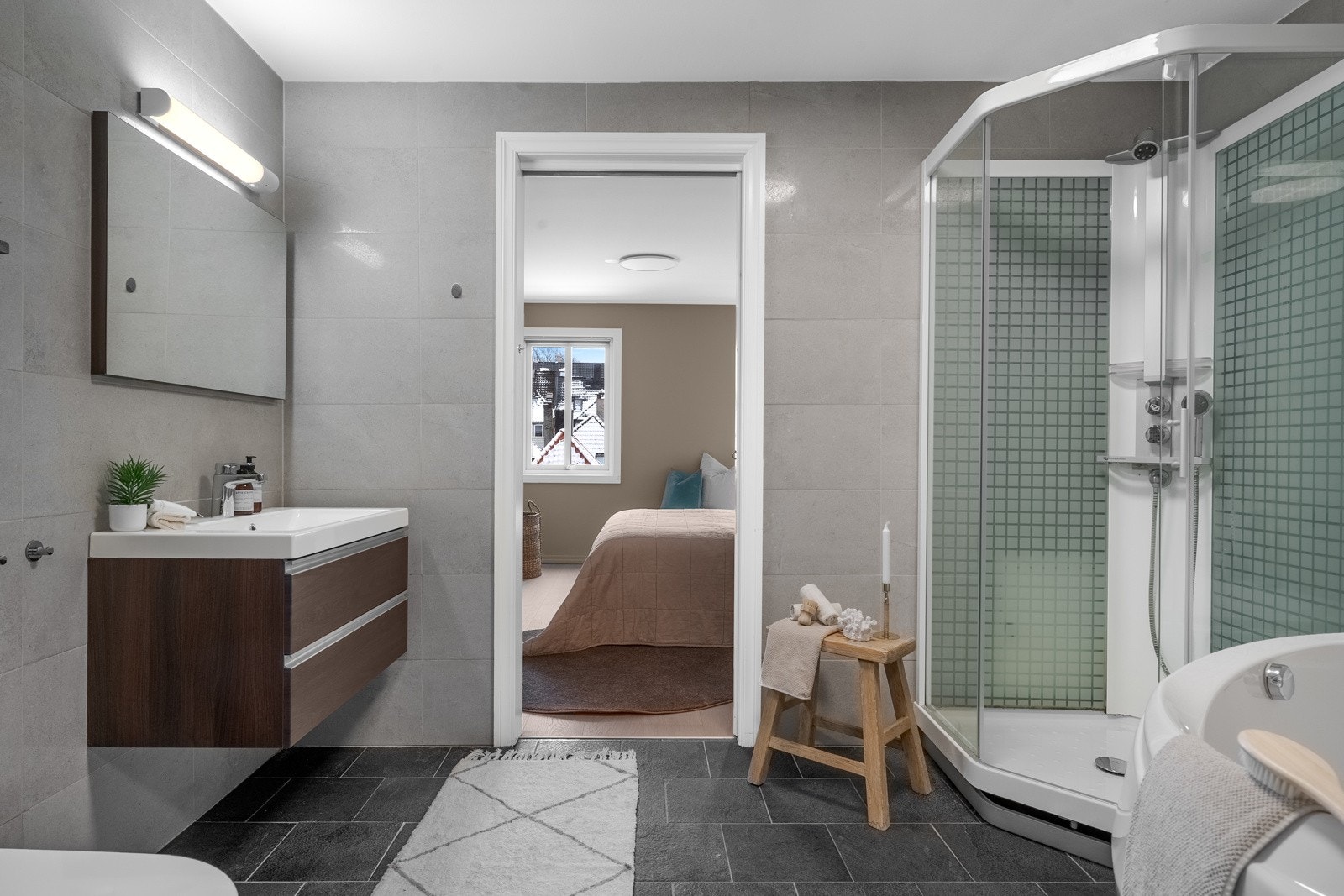 - Badet ble pusset opp i 2008 og er flislagt med varmekabler i gulv og har rør-i-rør - Galleribilde