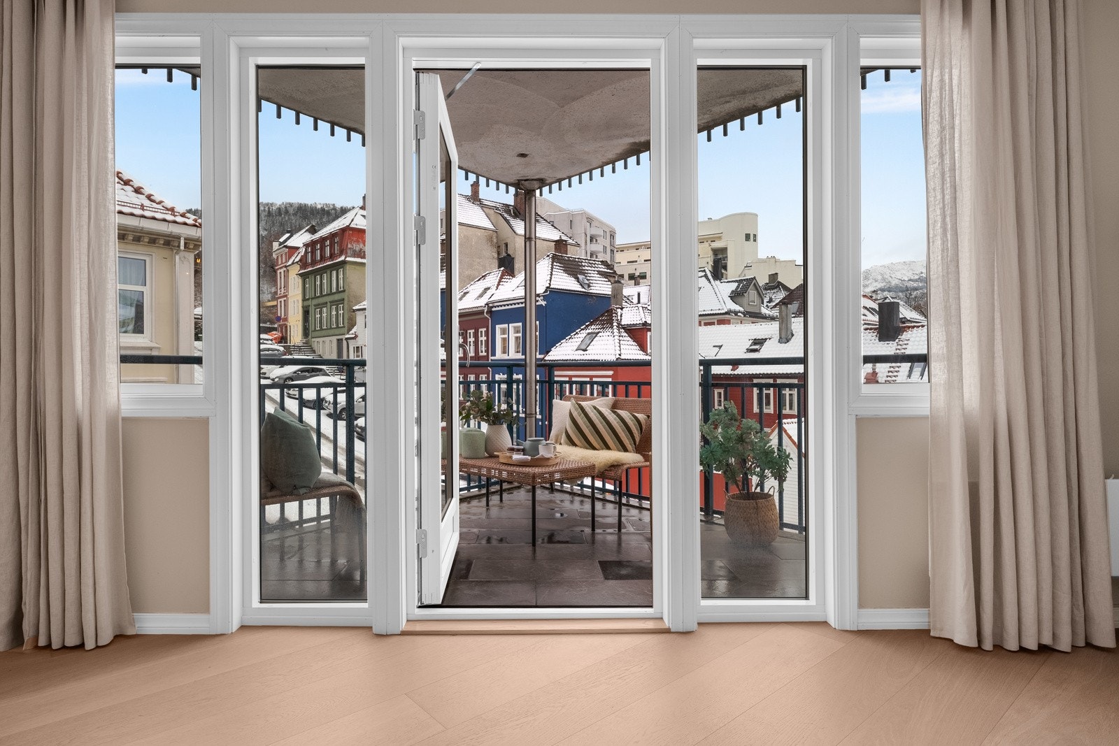 - Fra stuen er det utgang til en hyggelig balkong - Galleribilde