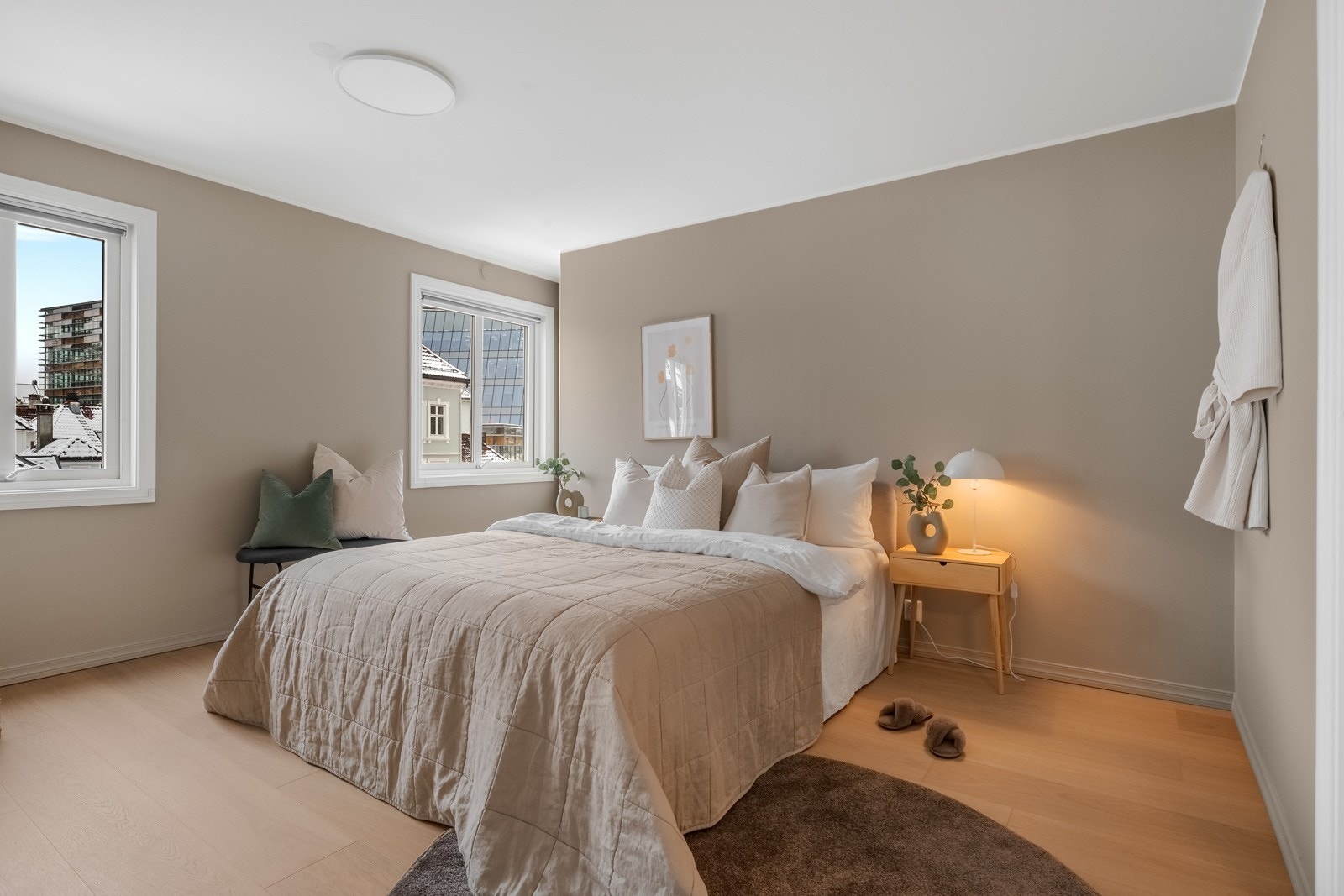 - Romslig hovedsoverom malt i en behagelig tone - Galleribilde