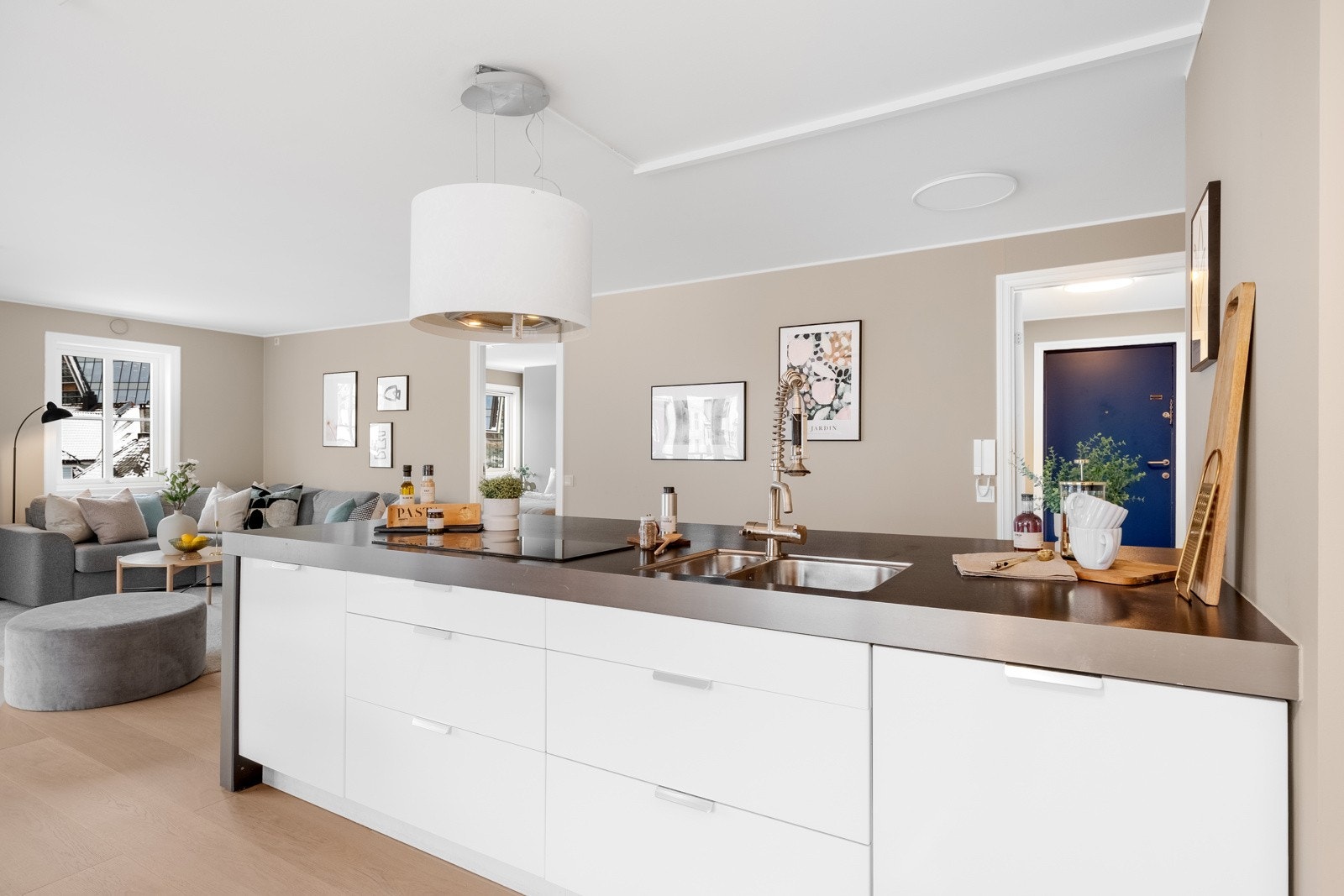 - Øyen gir god arbeidsplass og en hyggelig barløsning - Galleribilde