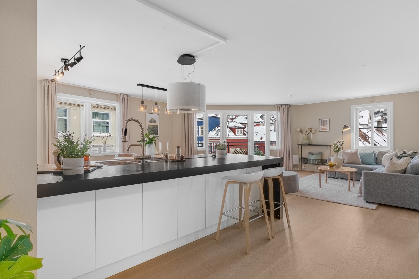 - Stue og kjøkken utgjør boligens naturlige samlingspunkt og byr på rikelig med plass til både stor sofagruppe og romslig spisebord - Galleribilde