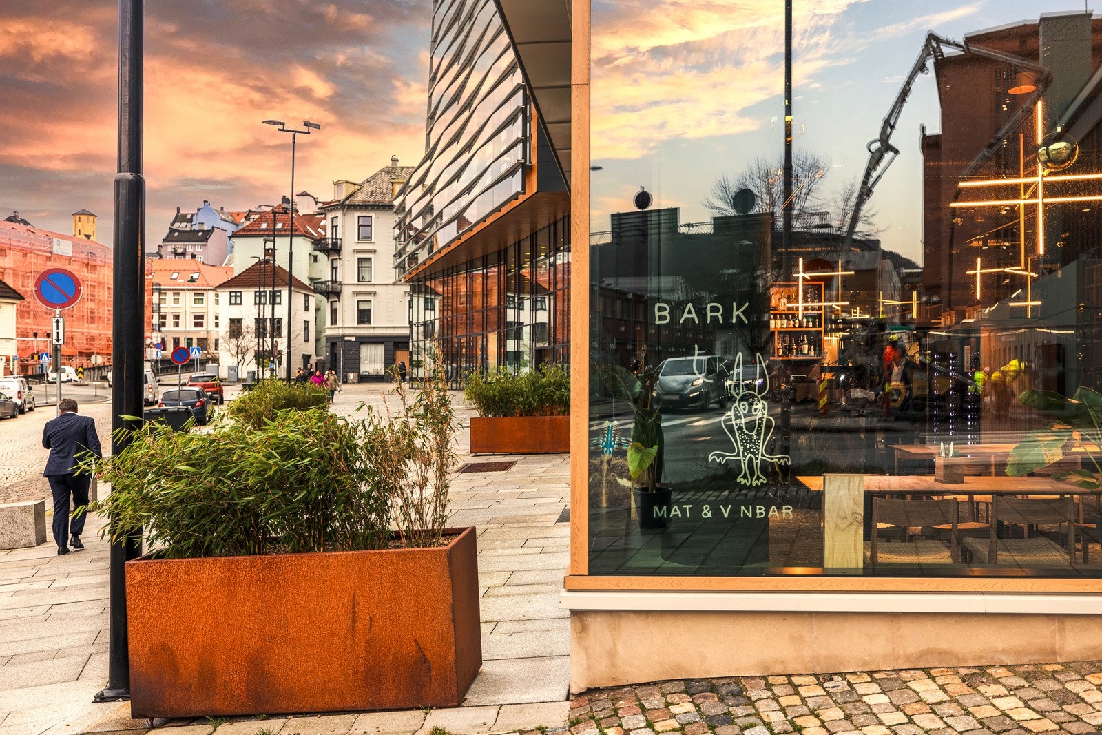 - Et par minutters gange fra leiligheten har man bla. Bark mat og vinbar - Galleribilde