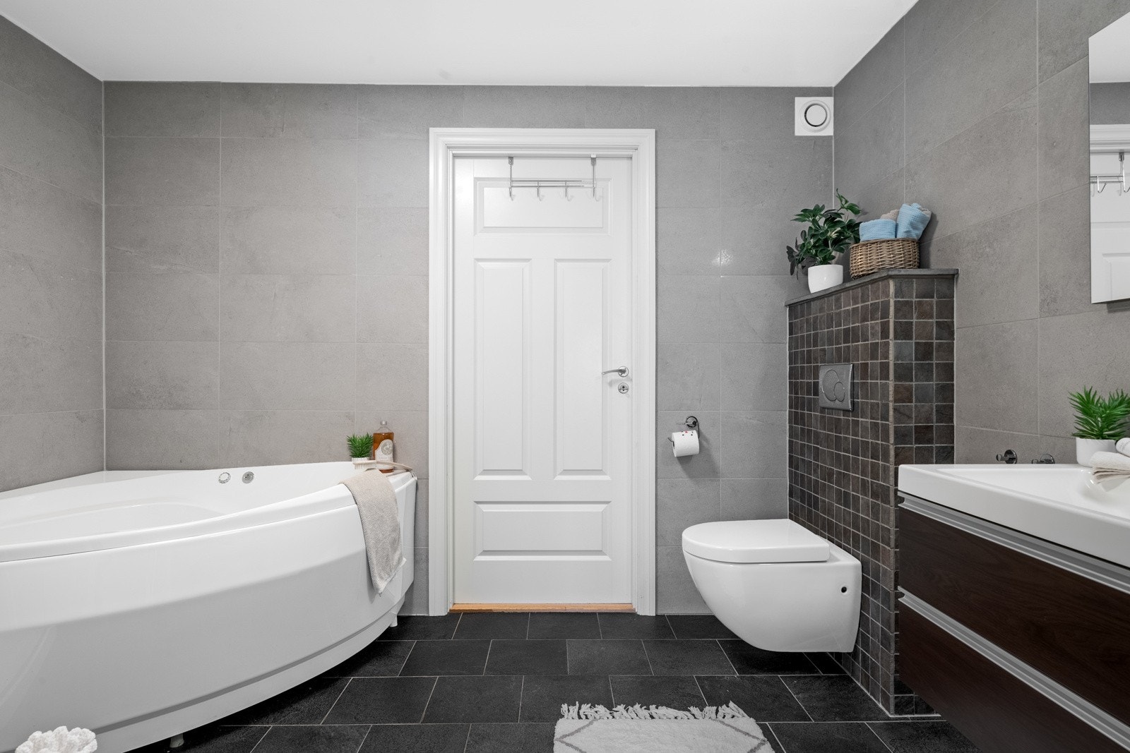 - Når det gjelder tekniske installasjoner, har leiligheten rør-i-rør-system, automatsikringer og varmtvannsbereder på ca. 200 liter - Galleribilde