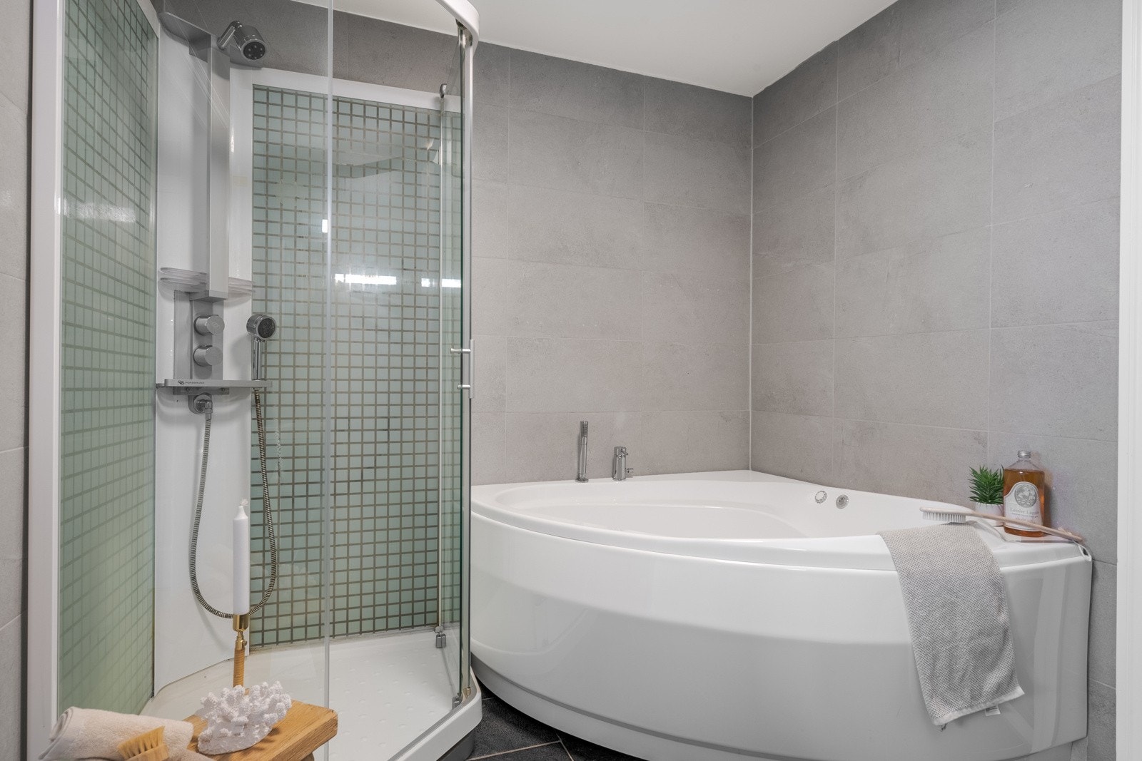 - Badet er innredet med vegghengt toalett, helstøpt servant med skuffer, dusjkabinett og boblebadekar - Galleribilde