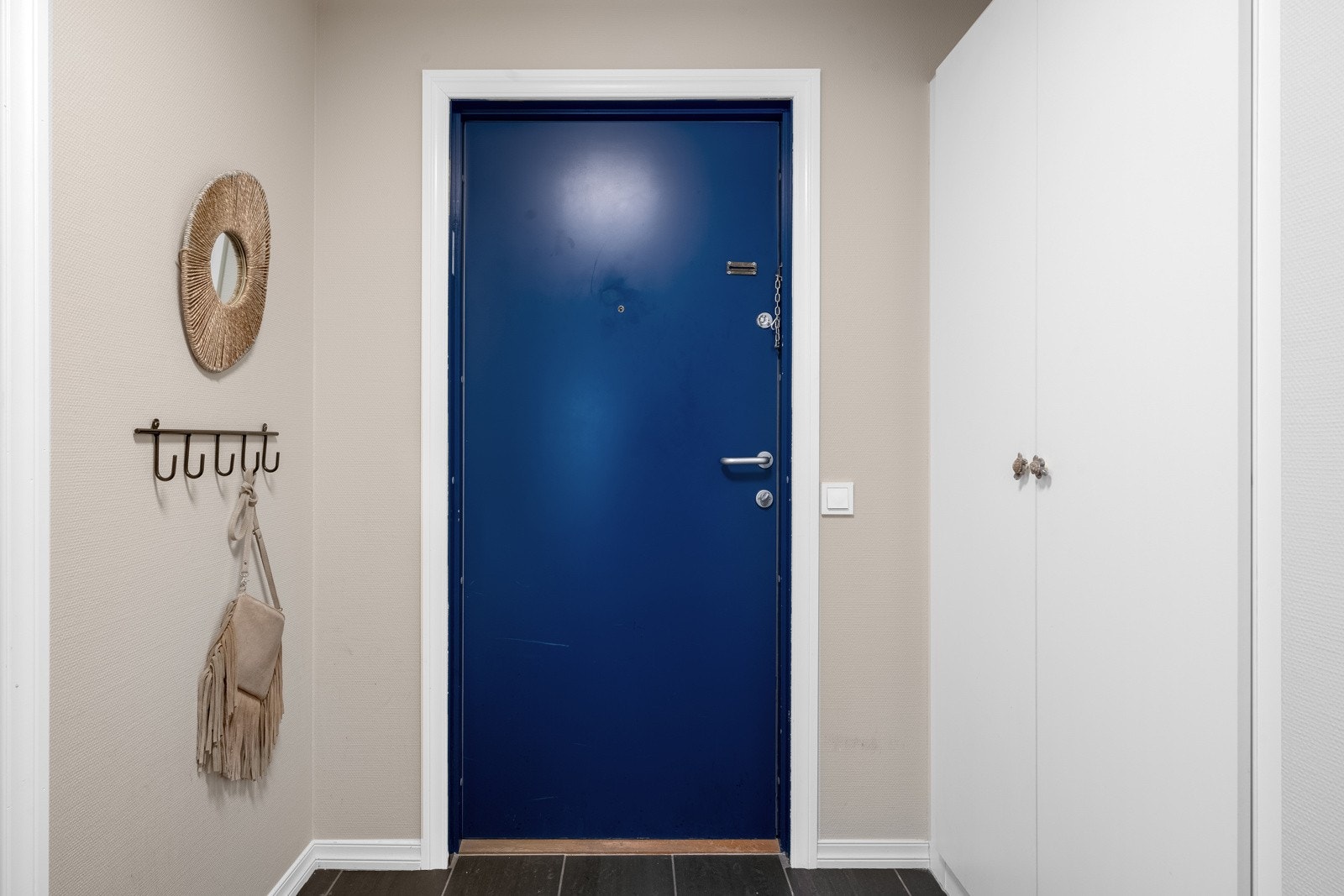 - Entréen gir et ryddig og innbydende førsteinntrykk. Her er det garderobeskap og i tilknytning til gangen finner du en praktisk innvendig bod - Galleribilde