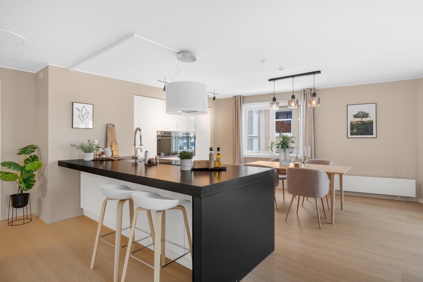 - Kjøkkenet har slette fronter, laminat benkeplate, og fremstår lekkert og funksjonelt - Galleribilde