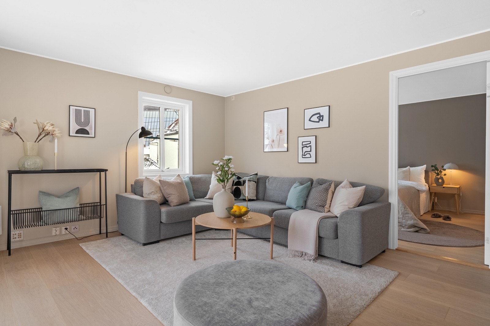 - Overflatene fremstår oppgraderte med malte vegg- og himlingsflater fra 2021 samt nye gulv i stue og på soverommene fra samme år - Galleribilde